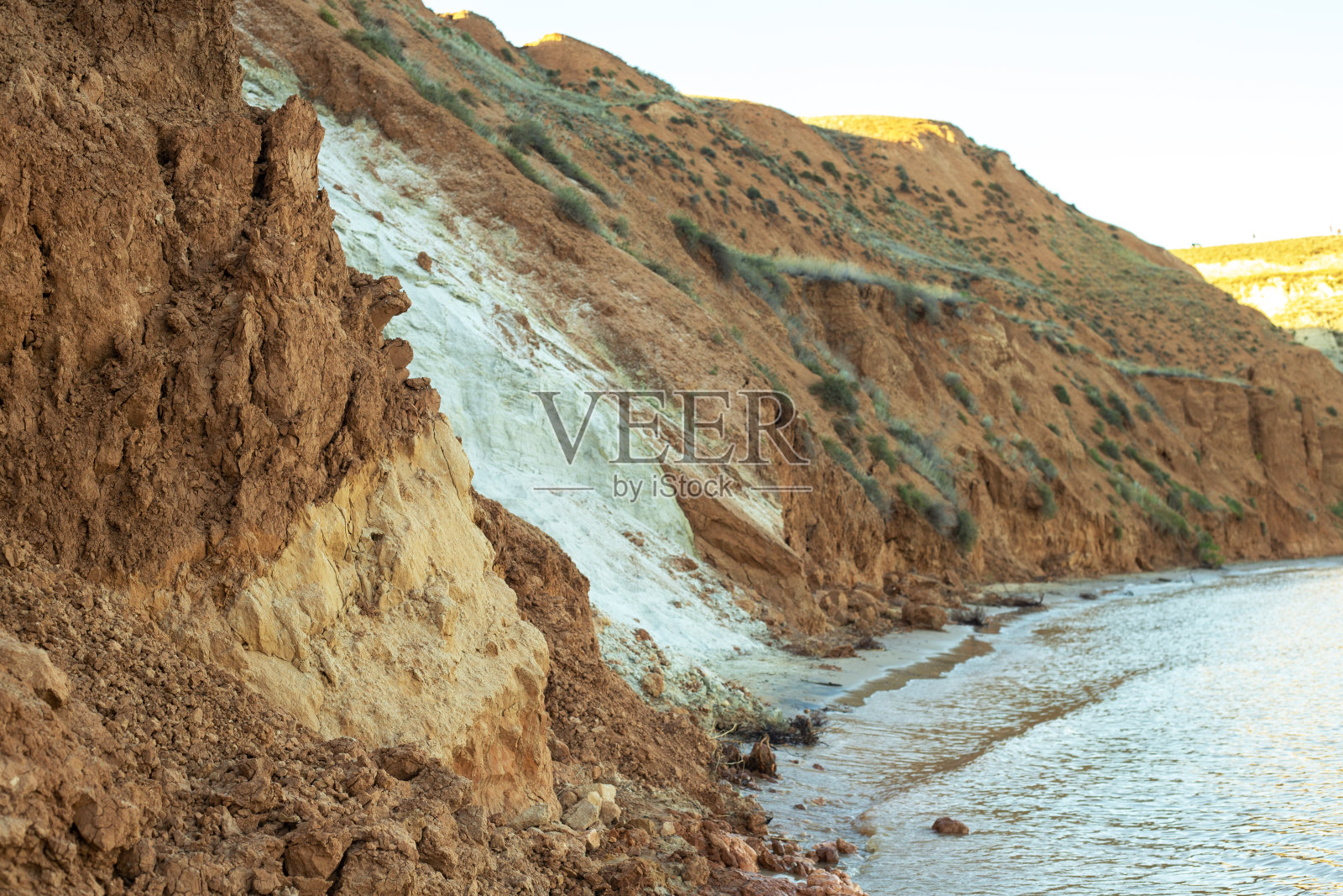 海岸景观有白色的沙墙和不同的棕色粘土层照片摄影图片