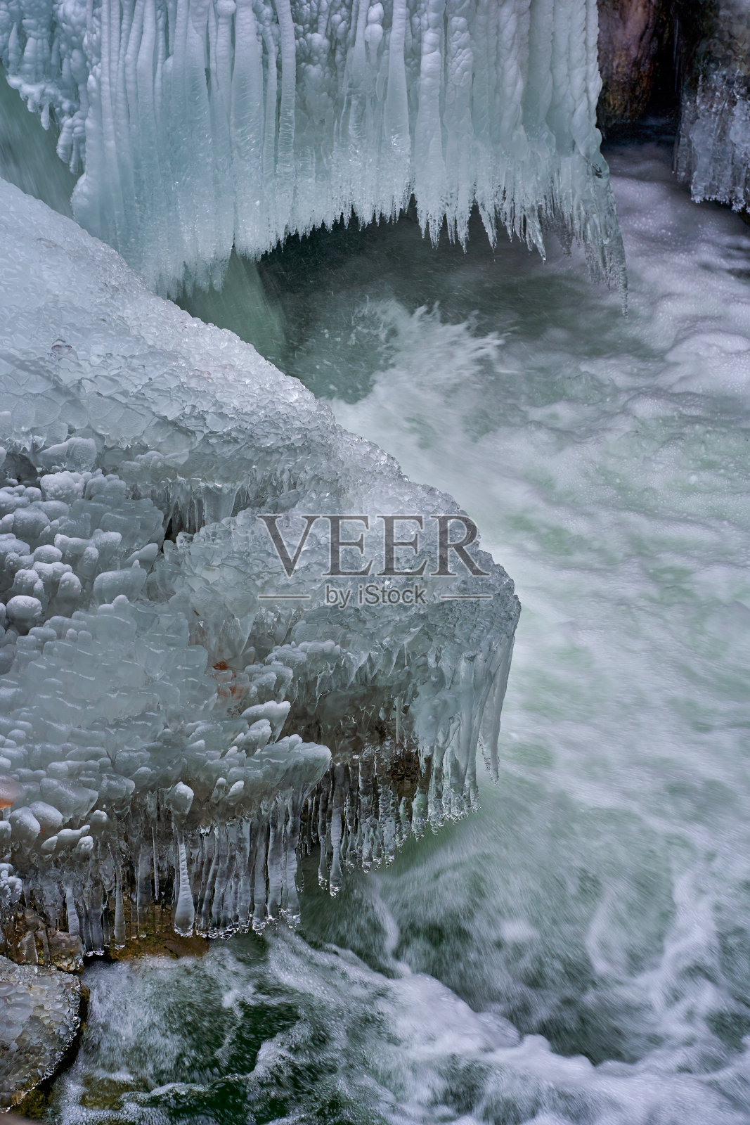 河上结了冰柱照片摄影图片