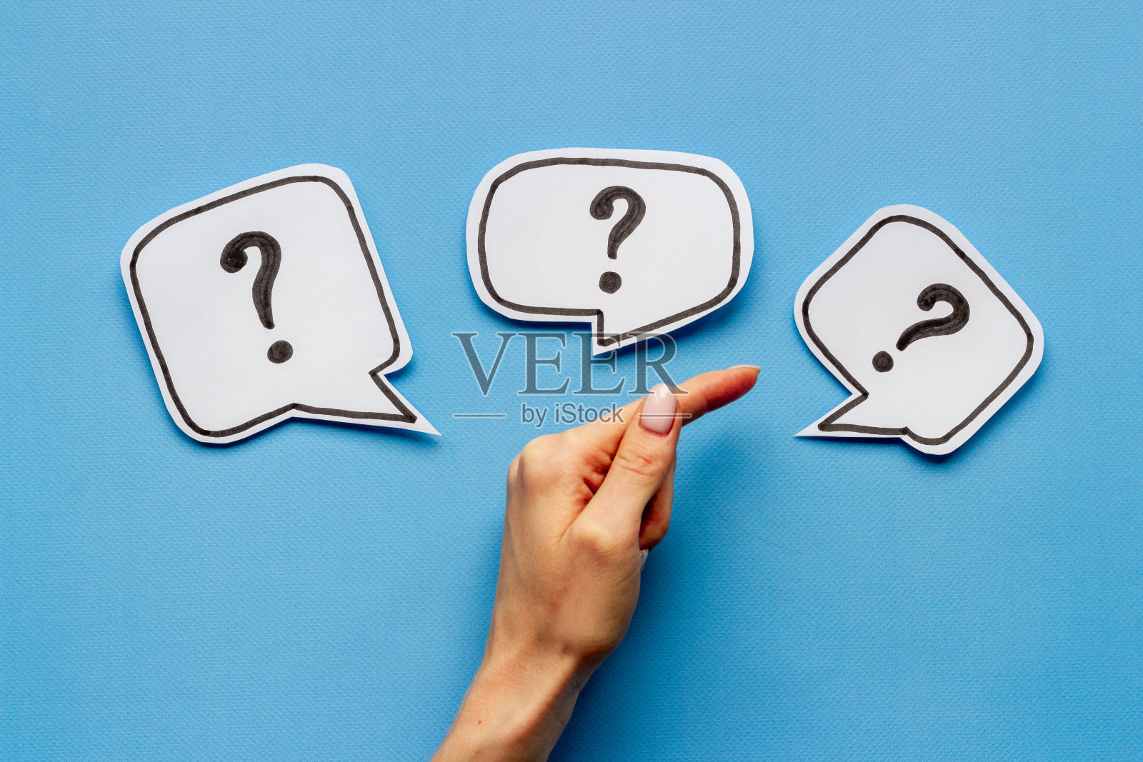 一个问号,手指着一个标志。常见问题解答或上网查询资料照片摄影图片