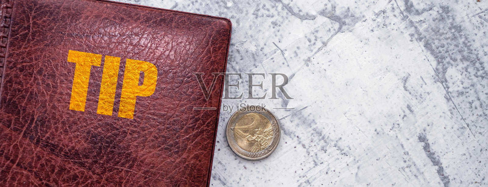 欧元钞票躺在封面上,上面写着:小费。一个文件夹一欧元。提示概念照片摄影图片