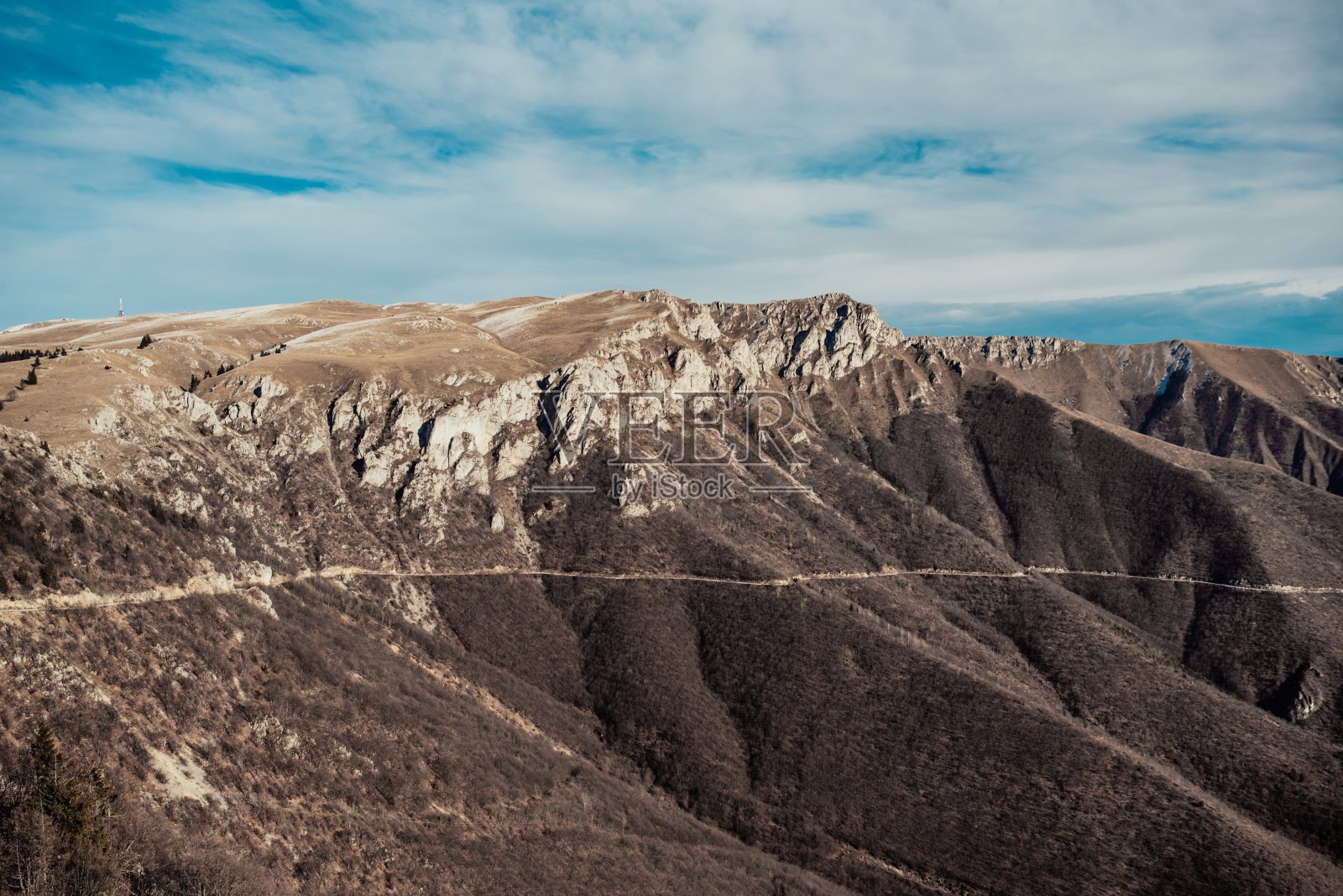 晨雾中美丽的山峰照片摄影图片