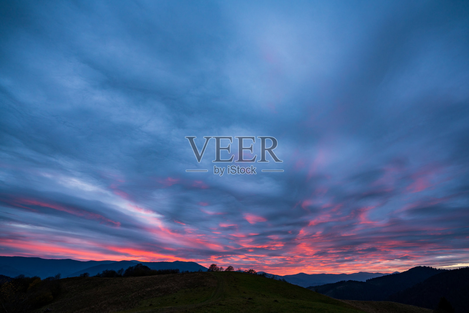 美丽的喀尔巴阡山脉的天空照片摄影图片