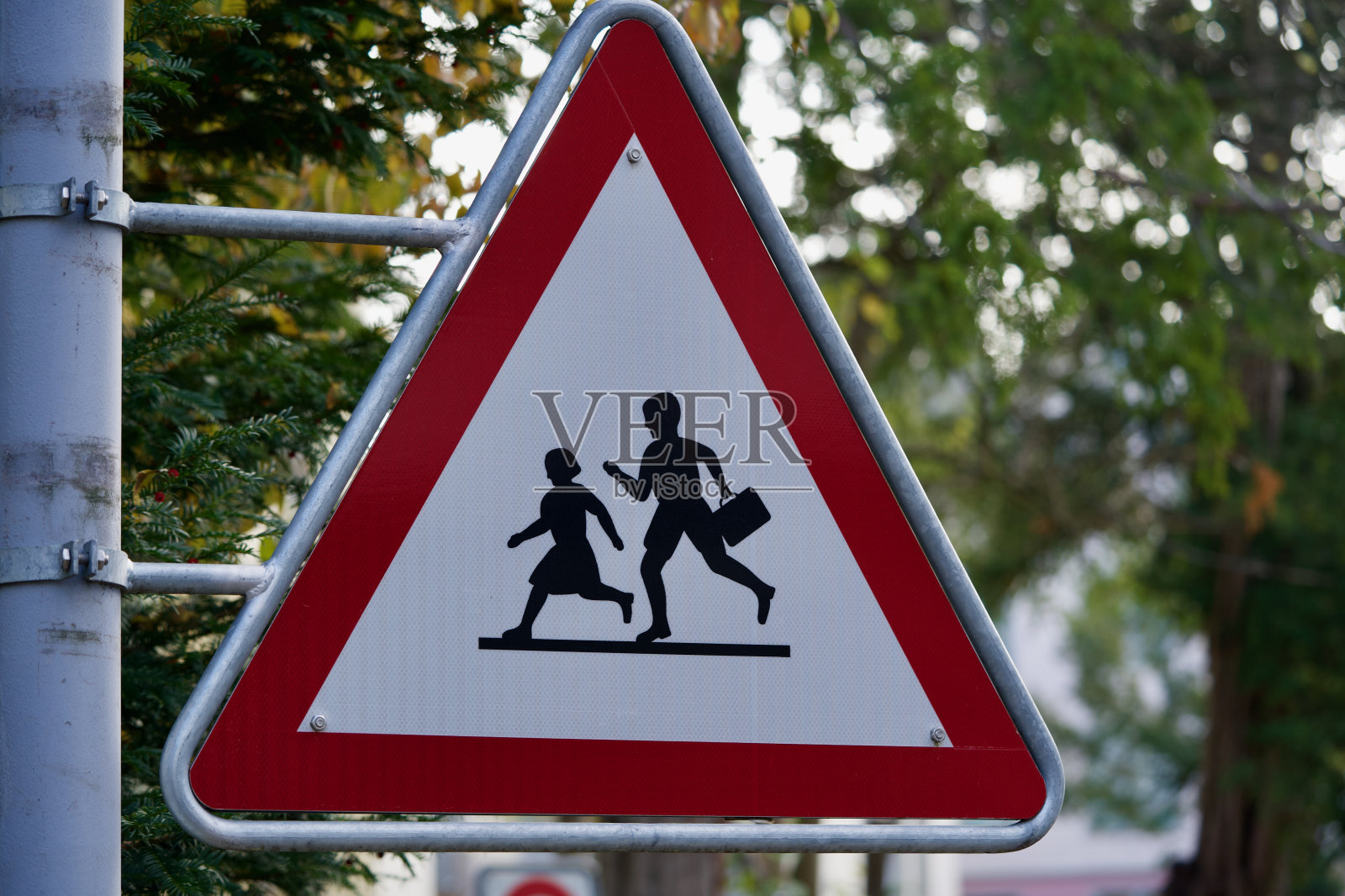 交通标志学校儿童过马路。照片摄影图片