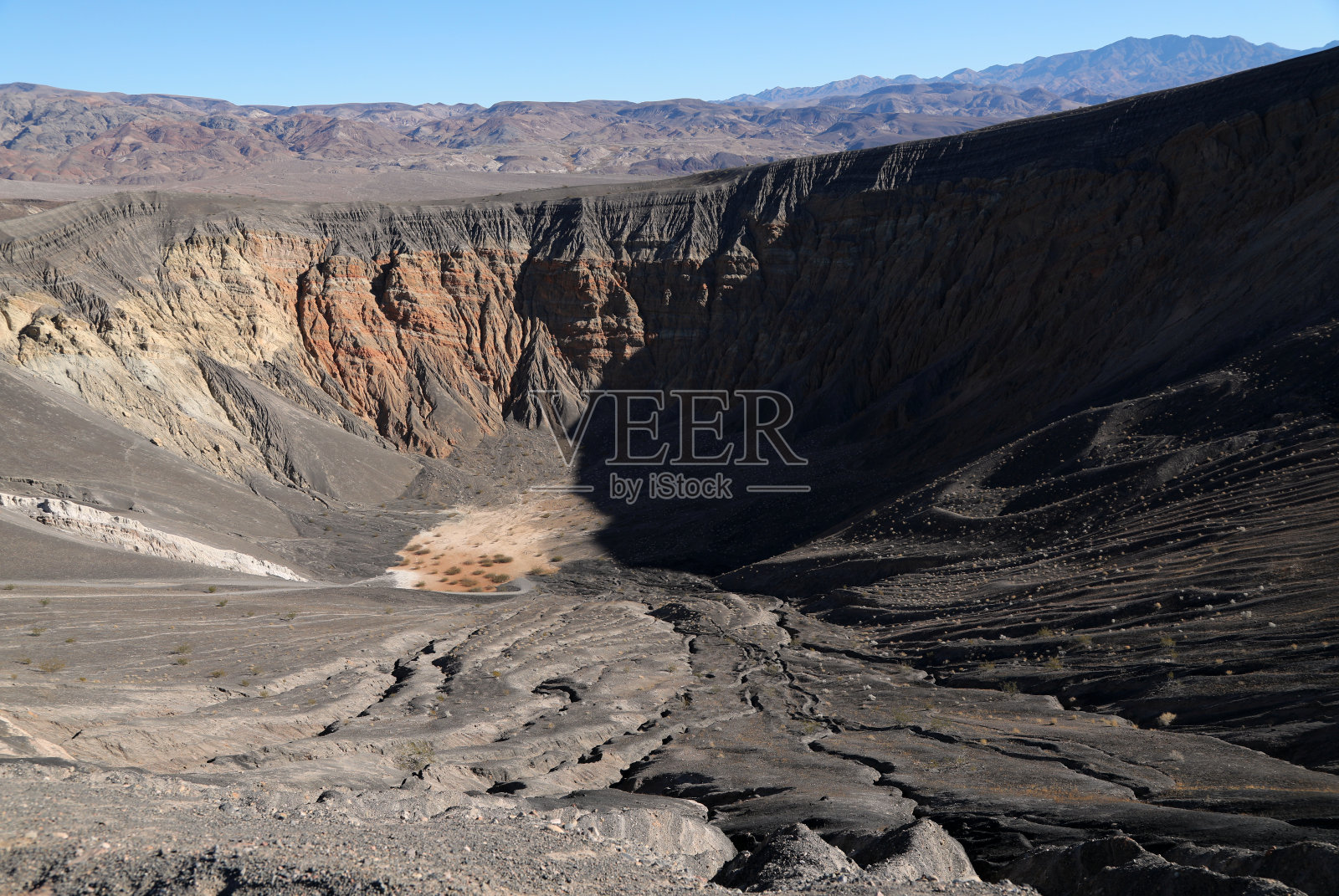 死亡谷的乌比比火山口照片摄影图片