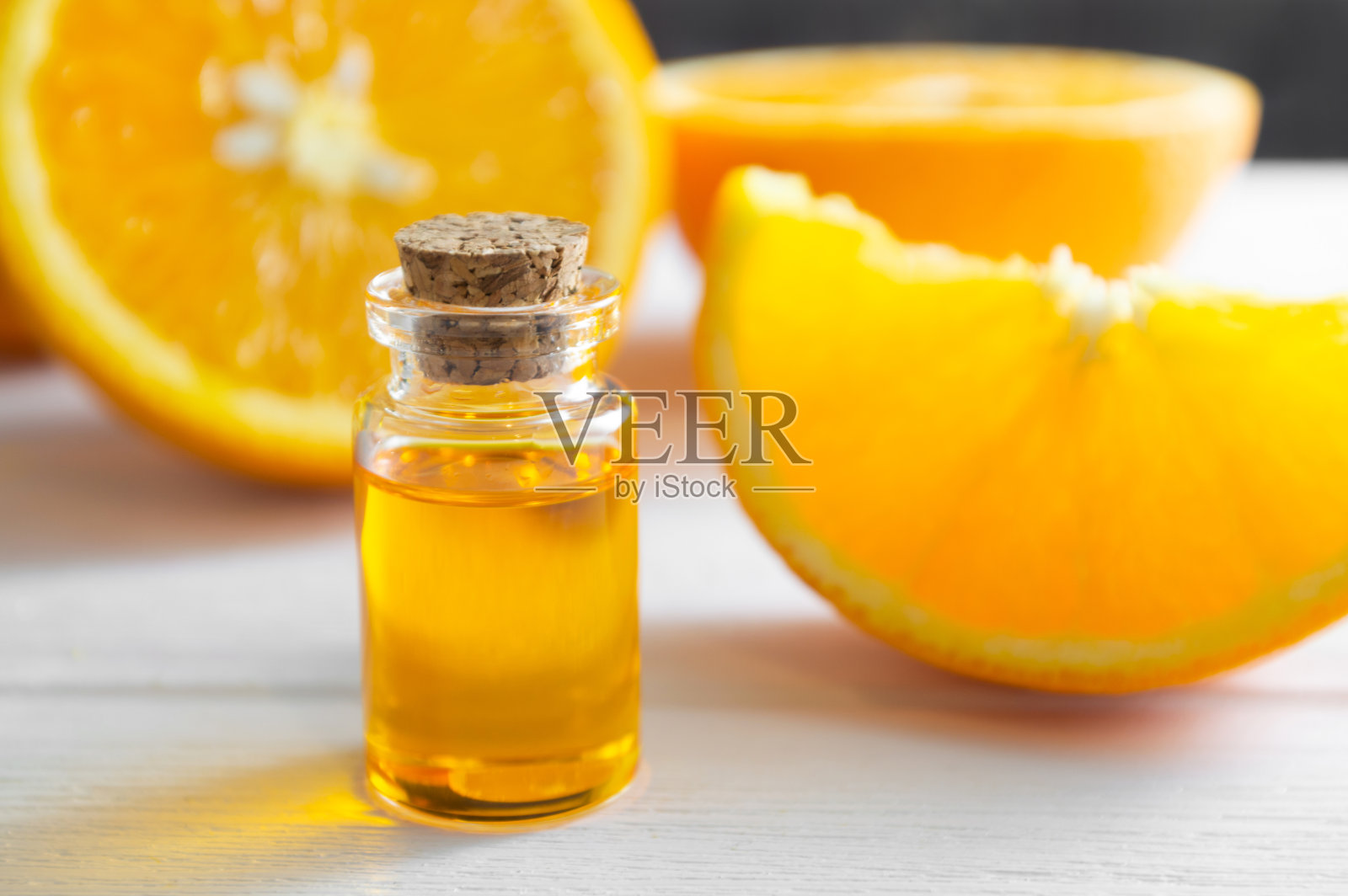 一杯咖啡,咖啡豆和绿叶在白色的背景下,平躺着。照片摄影图片