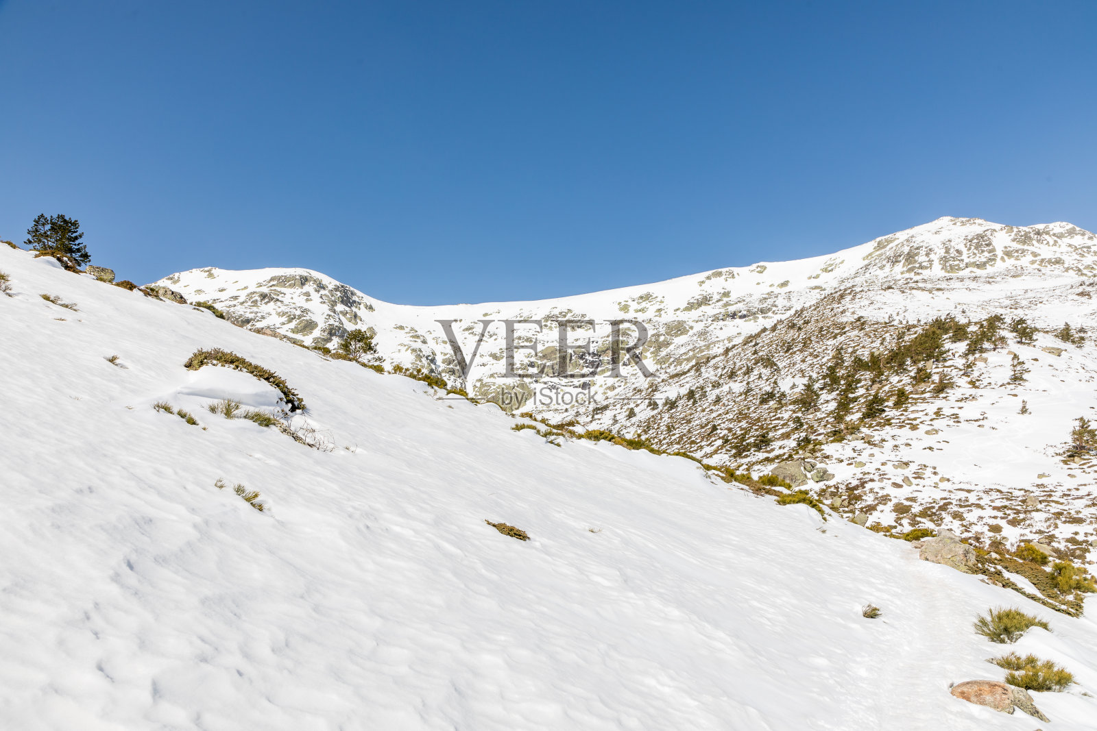 在前往Peñalara冰川马戏团地区的路上,在马德里的瓜达拉玛山脉照片摄影图片