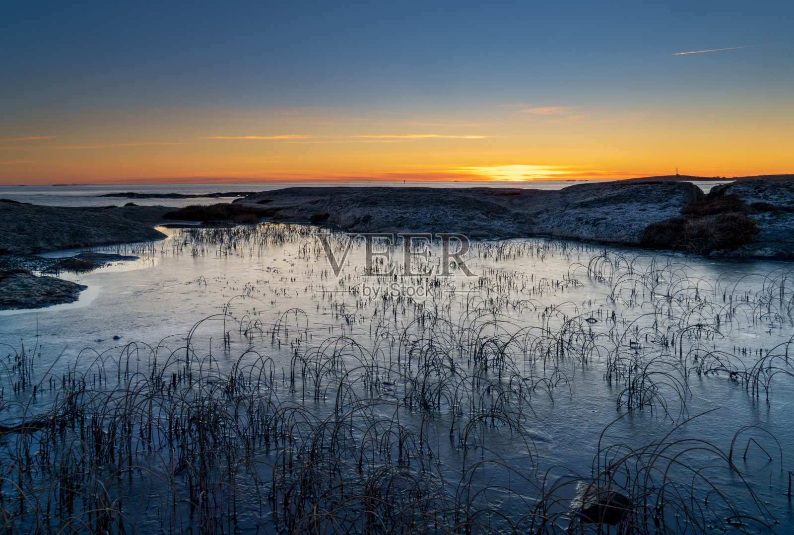 挪威柯克伊岛的Ytre Hvaler国家公园里的小山上的夕阳照片摄影图片