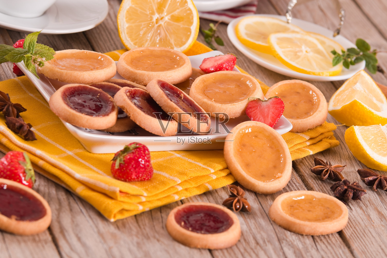 草莓小果馅饼。照片摄影图片