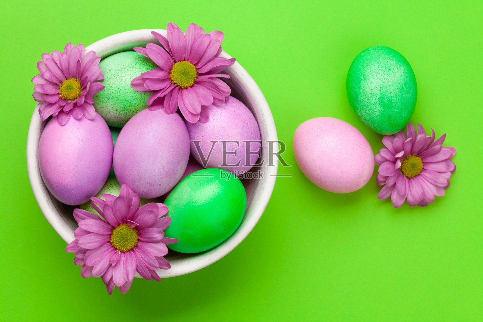 复活节贺卡上有五颜六色的复活节彩蛋和鲜花照片摄影图片
