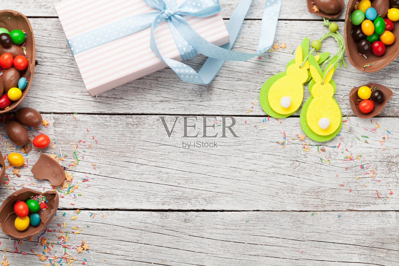 巧克力复活节彩蛋和五颜六色的糖果照片摄影图片