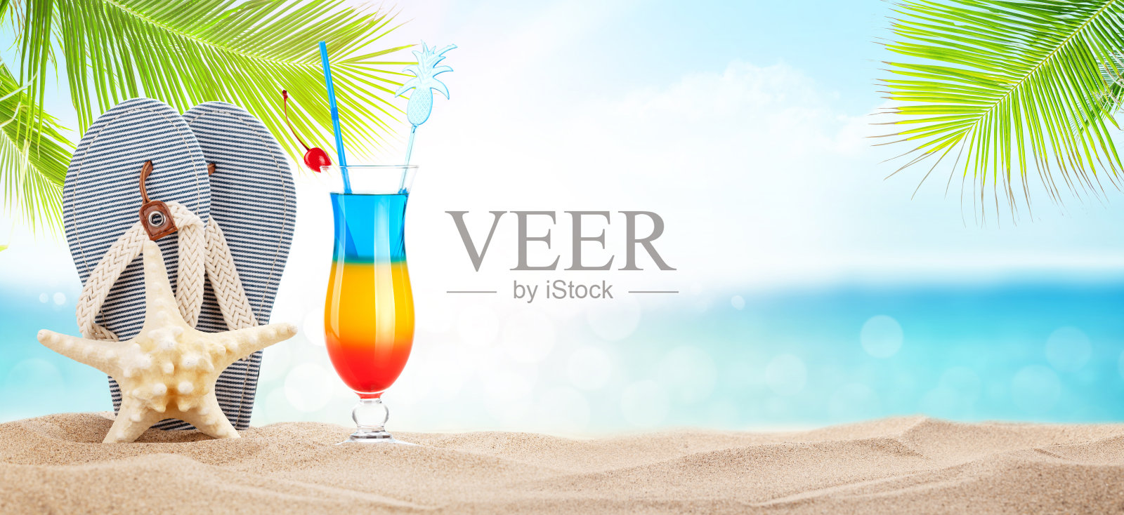 热带海滩上的新鲜冷鸡尾酒照片摄影图片