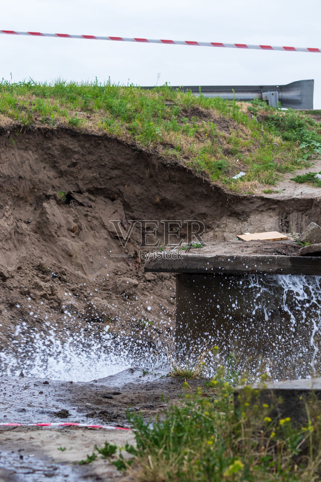 一股水流在高压下从下水道中流出。照片摄影图片