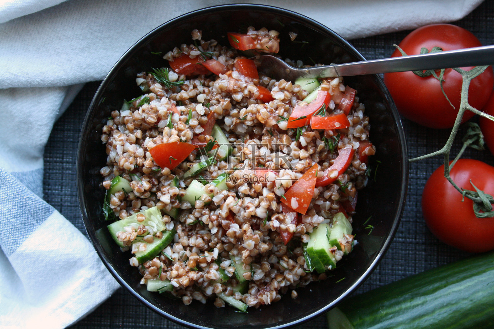 荞麦、番茄、黄瓜和莳萝做成的沙拉。照片摄影图片