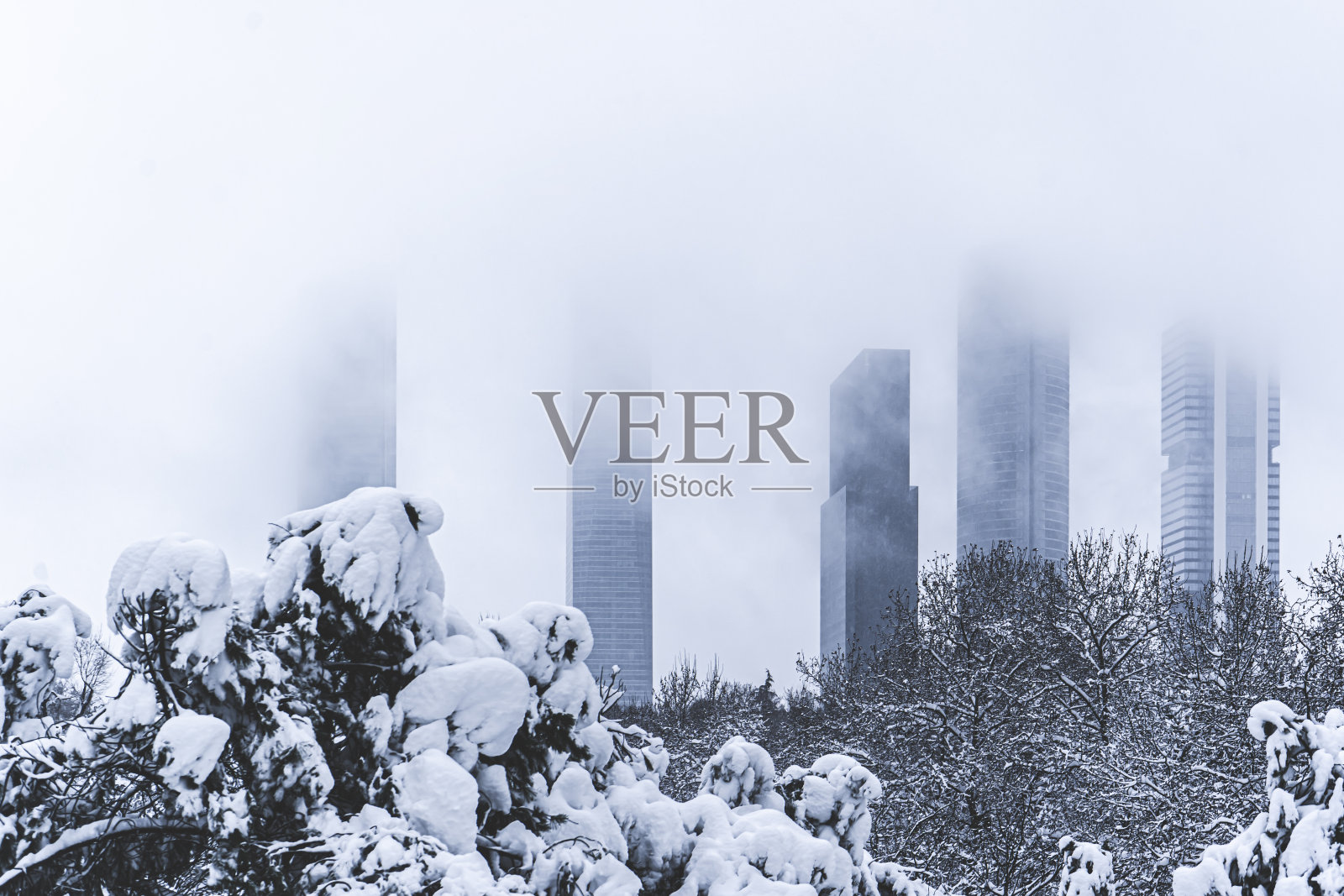 冬天的马德里四座塔,从雪景公园看。照片摄影图片