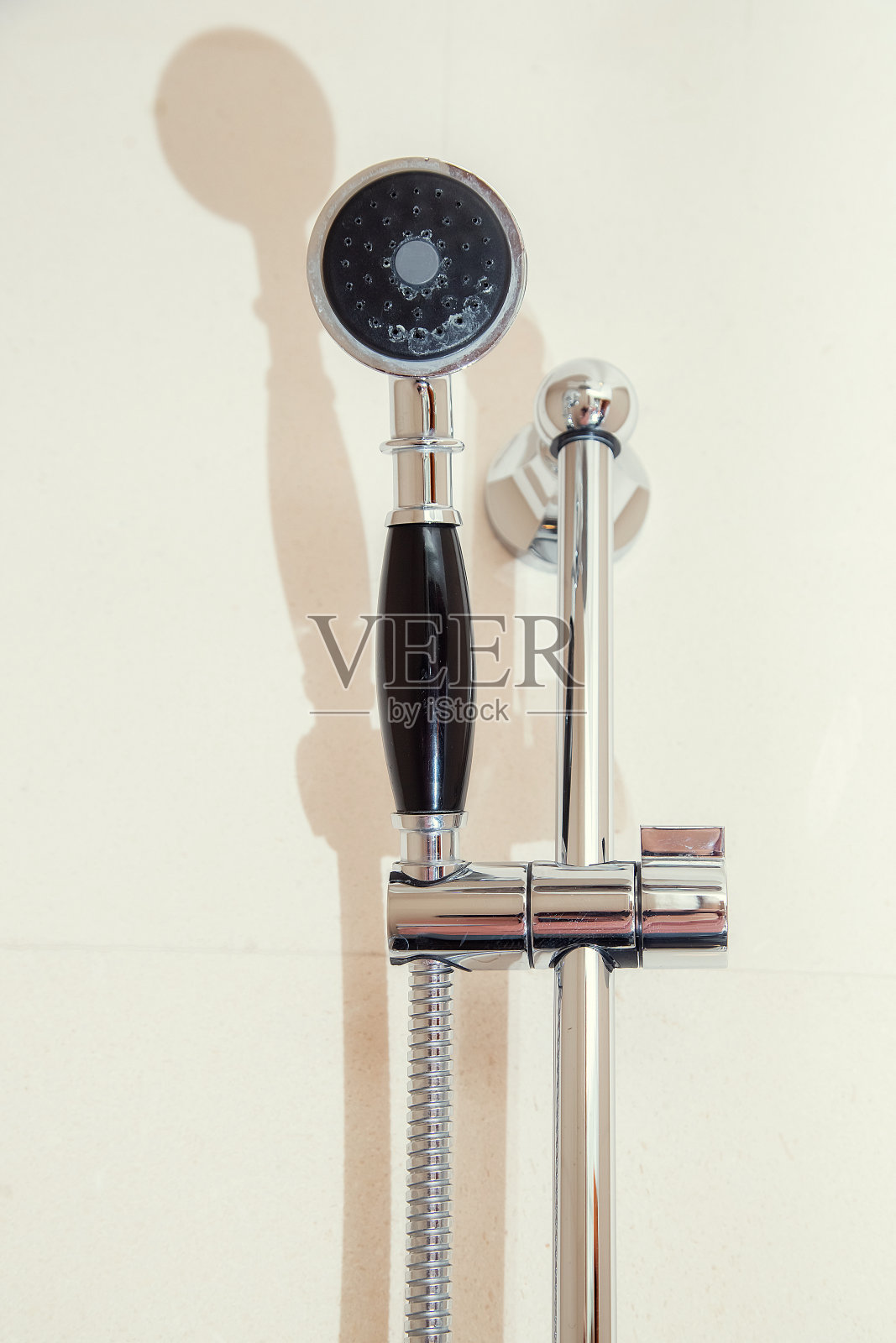 浴室里的铬金属淋浴龙头。照片摄影图片