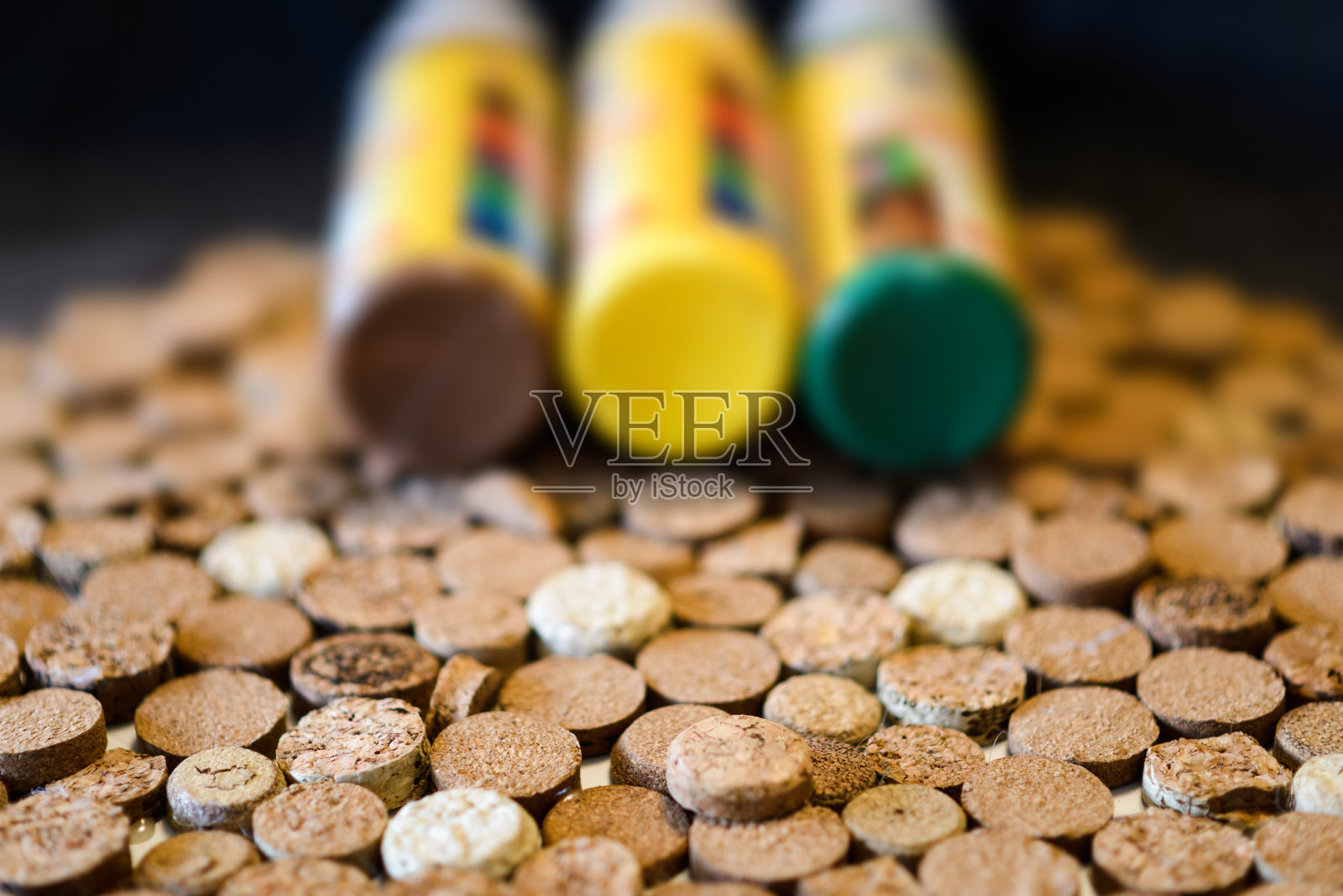 背景上的酒塞和彩色瓶子照片摄影图片