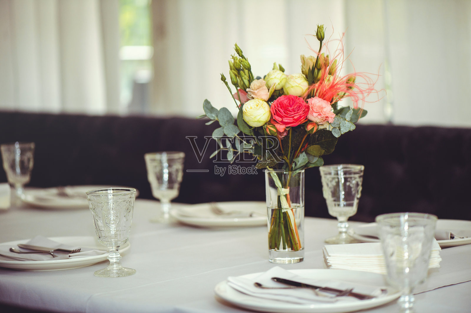 豪华的插花,粉红色和白色的花固定在墙上照片摄影图片