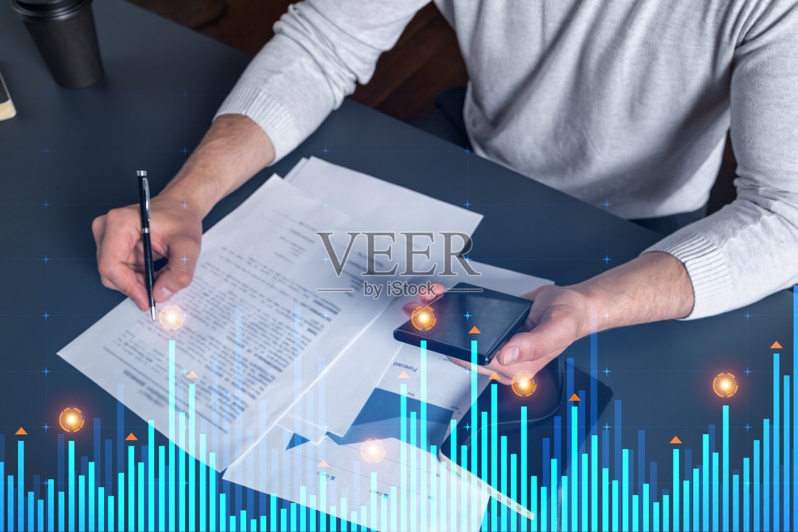 多次曝光与电话和财务图表全息签合同的人。市场分析、会计、投资的概念。照片摄影图片