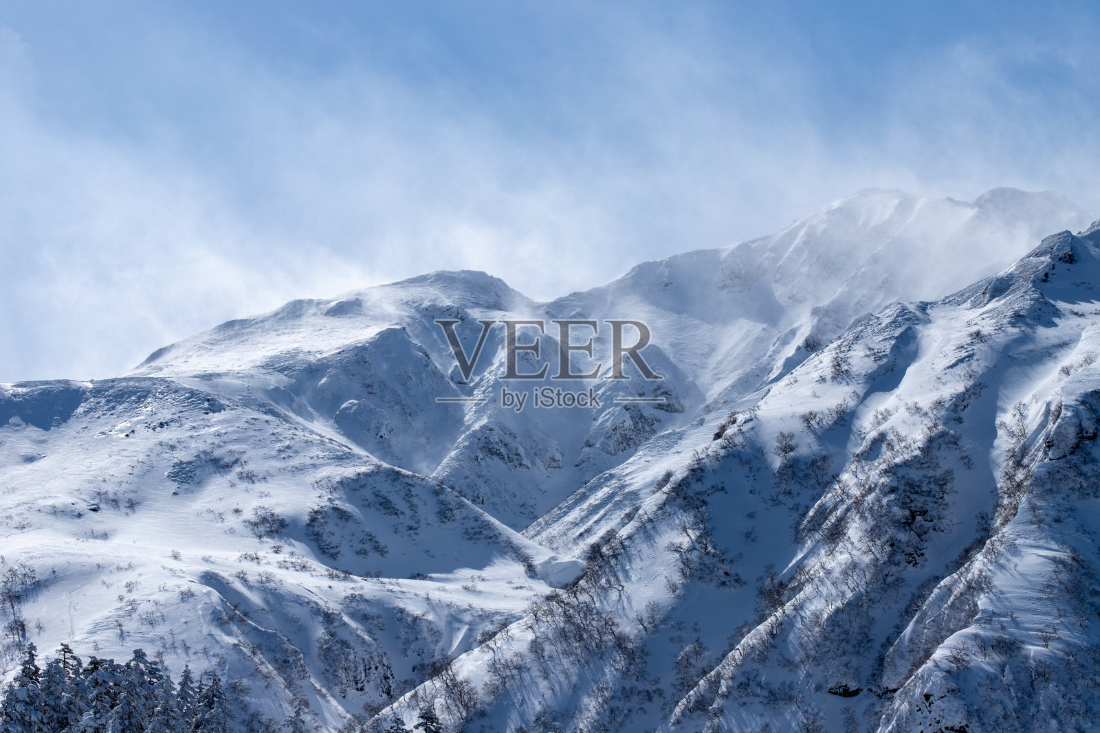 北海道冬季十胜山脉的景色。照片摄影图片