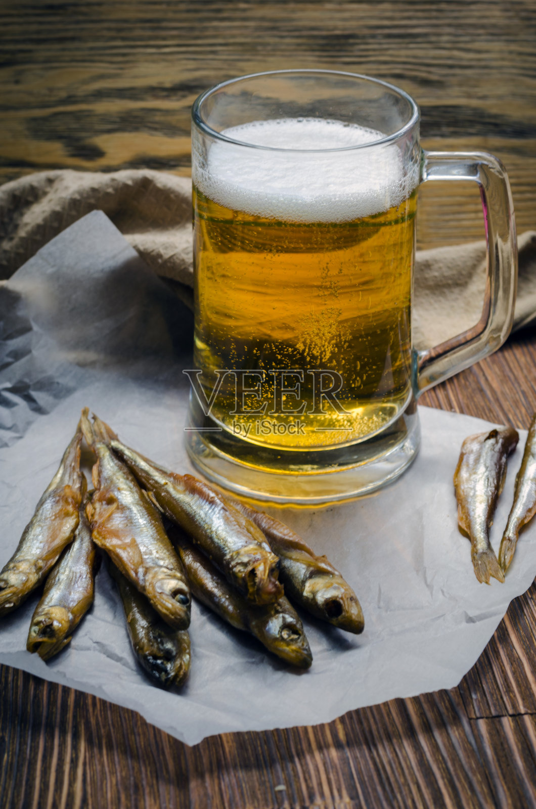 啤酒杯装啤酒和熏鱼照片摄影图片