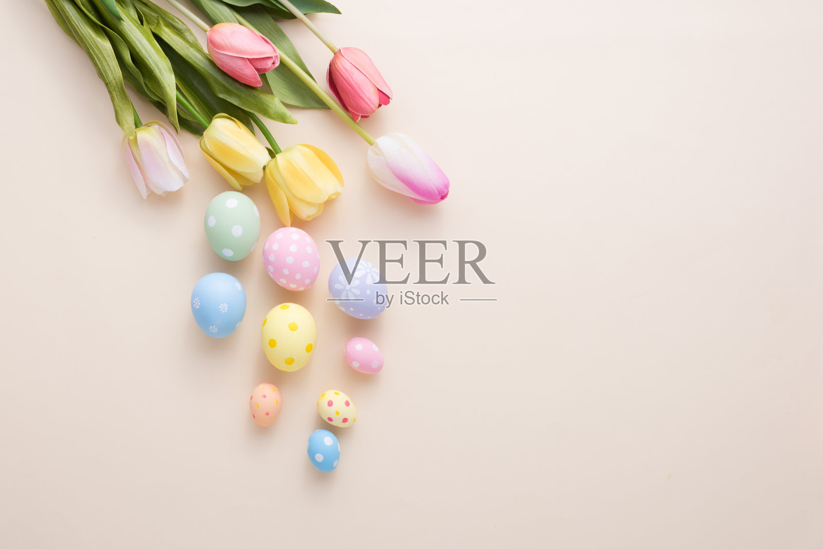 复活节快乐彩色蛋和花装饰纸背景与复制空间照片摄影图片