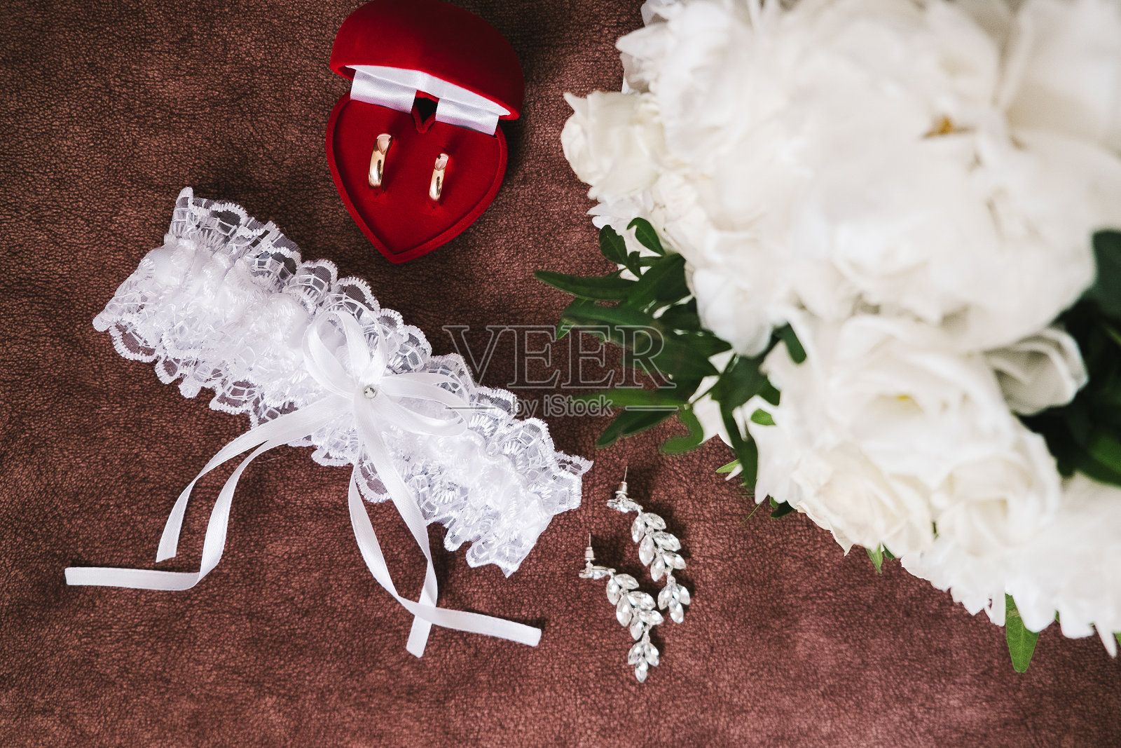 新娘的对象。新娘的早晨。新娘腿上的白色吊袜带。新娘腿上的白色吊袜带。照片摄影图片