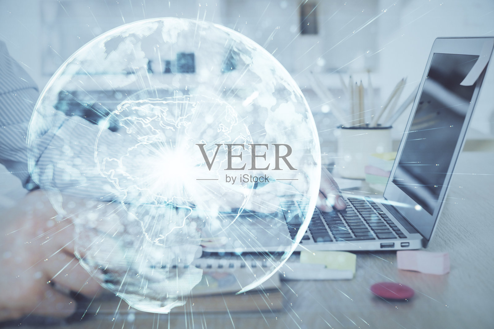 多曝光商人在笔记本电脑上工作的背景。国际商业全息图在前面。成功的概念。照片摄影图片