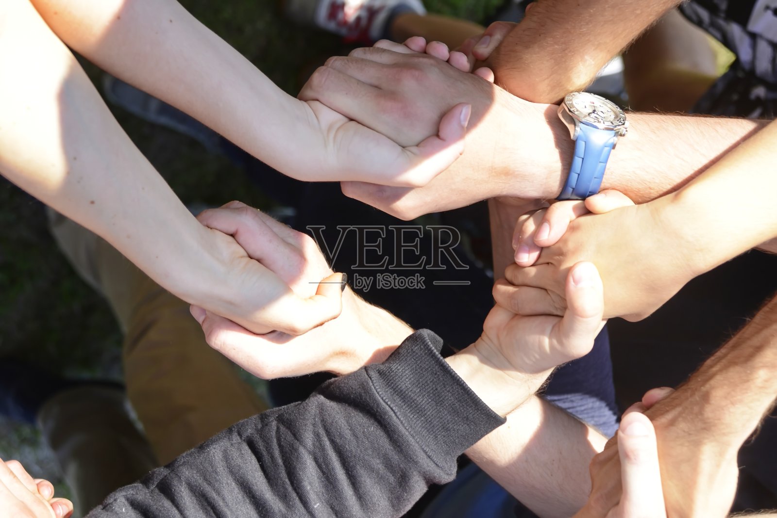 一大群人互相问候握手照片摄影图片