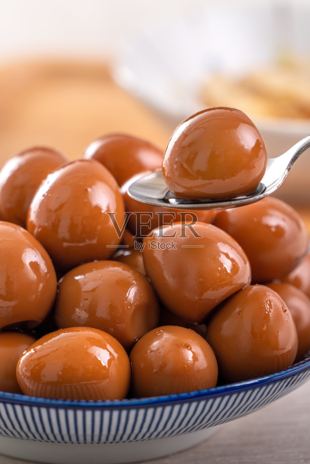 自制美味的红烧鹌鹑蛋放在盘子里吃。照片摄影图片