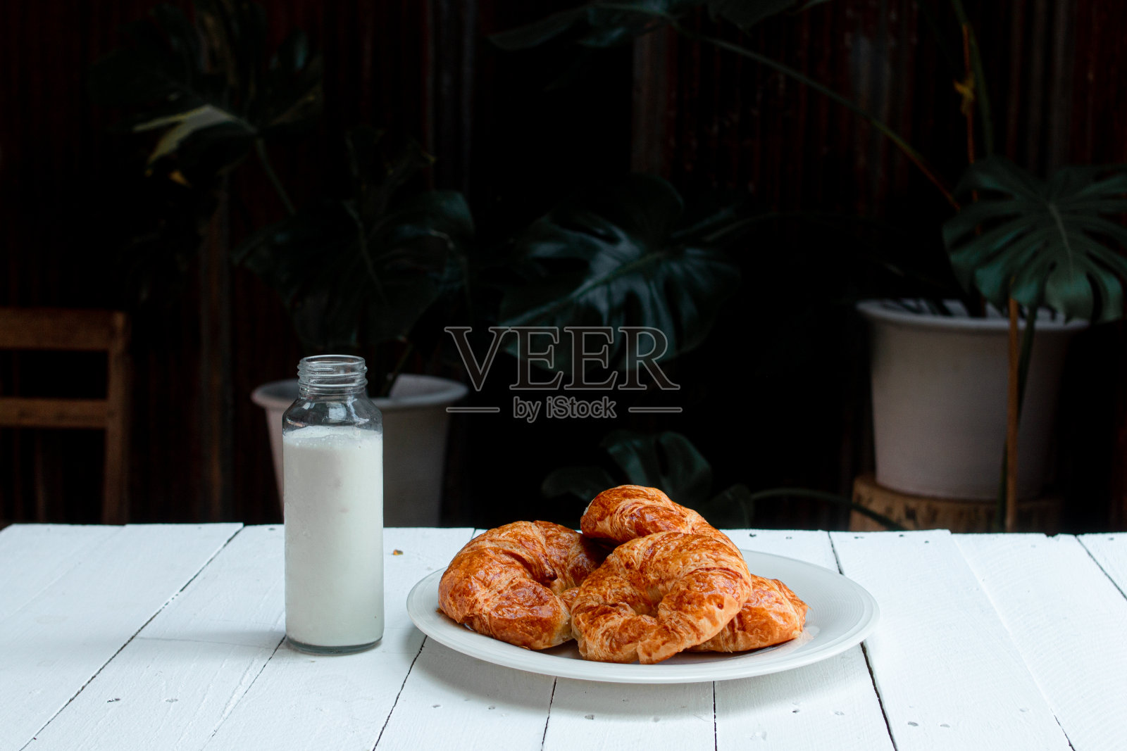 羊角面包在木制桌子的背景照片摄影图片