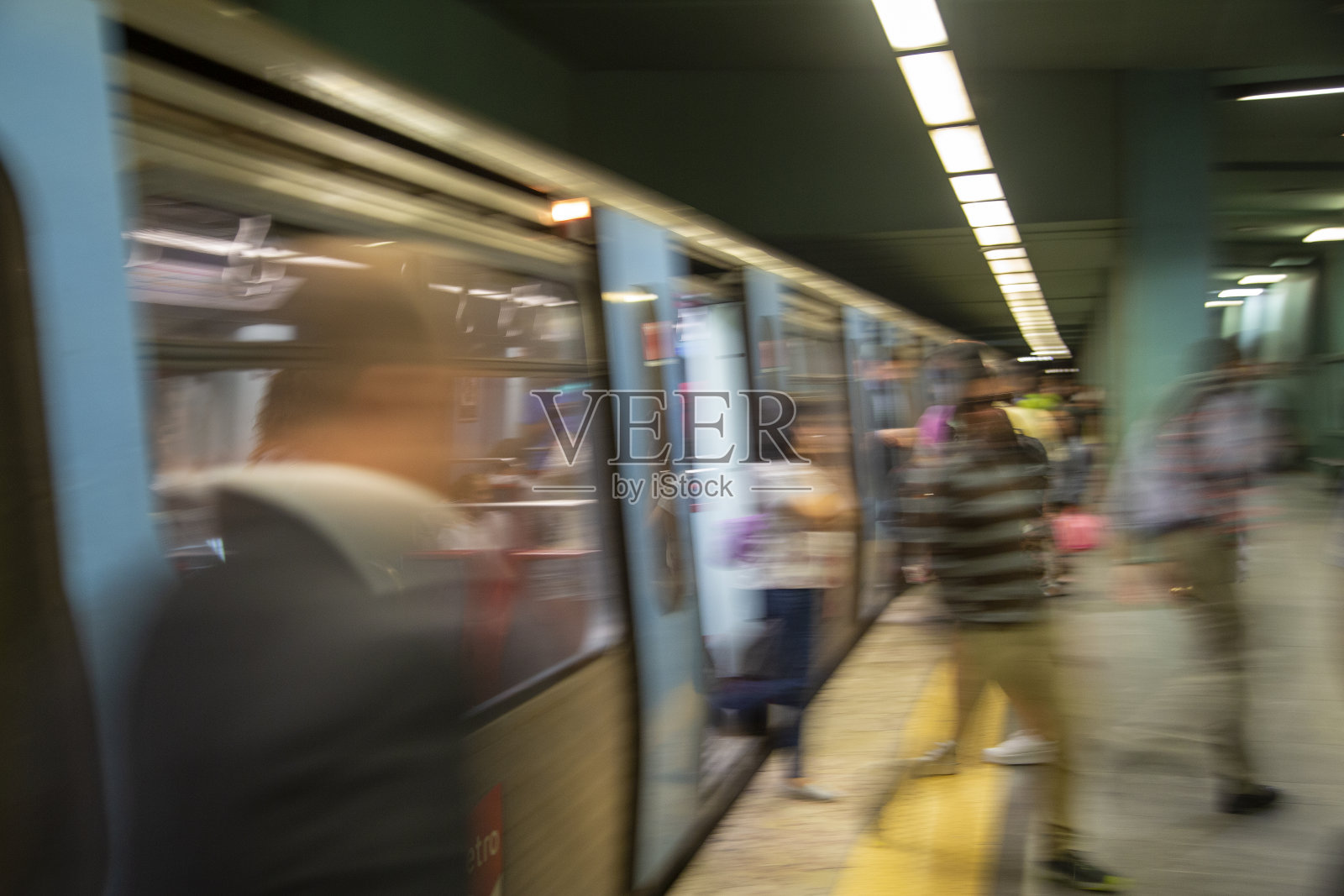 在里斯本,乘客们正从地铁上下来照片摄影图片