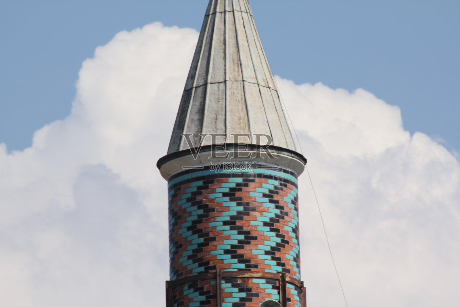 近距离拍摄的伊兹尼克绿色清真寺的尖塔,绿松石瓷砖尖塔照片摄影图片