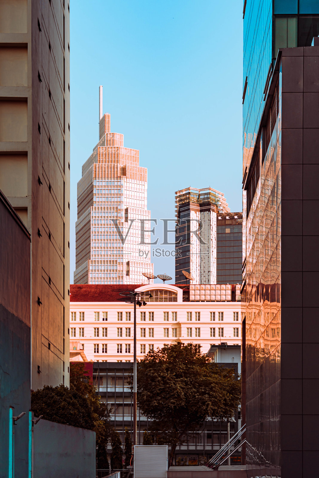 新2021年。胡志明市现代大厦,市区街道阳光明媚的日子照片摄影图片