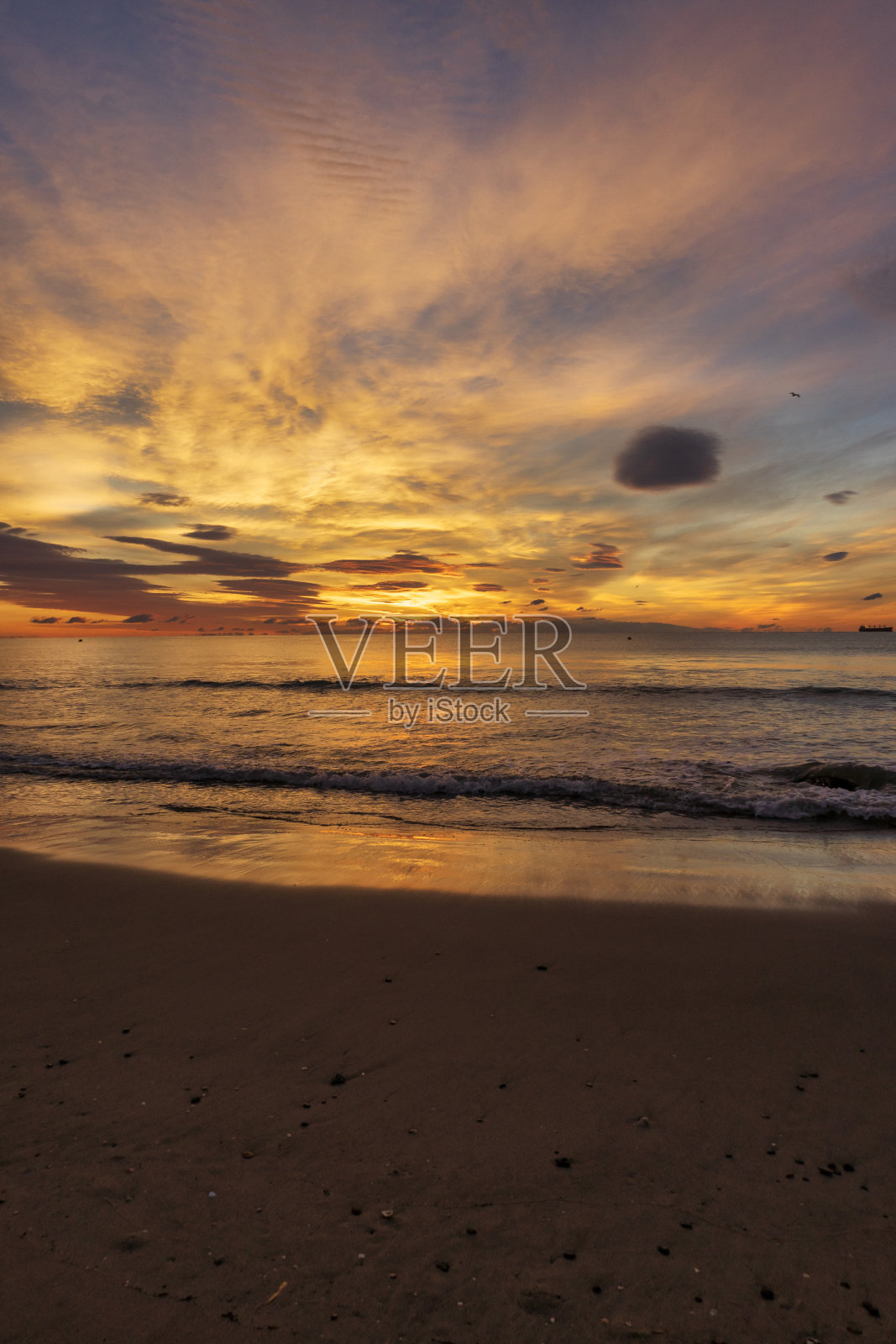 美丽的日出从海滩的海岸照片摄影图片