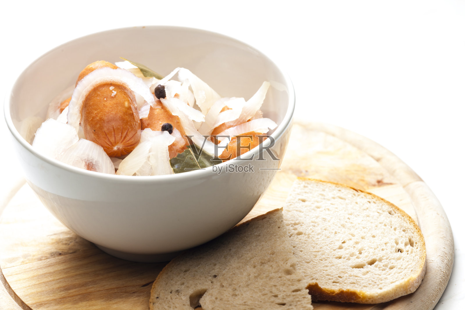 自制腌香肠配洋葱和面包照片摄影图片