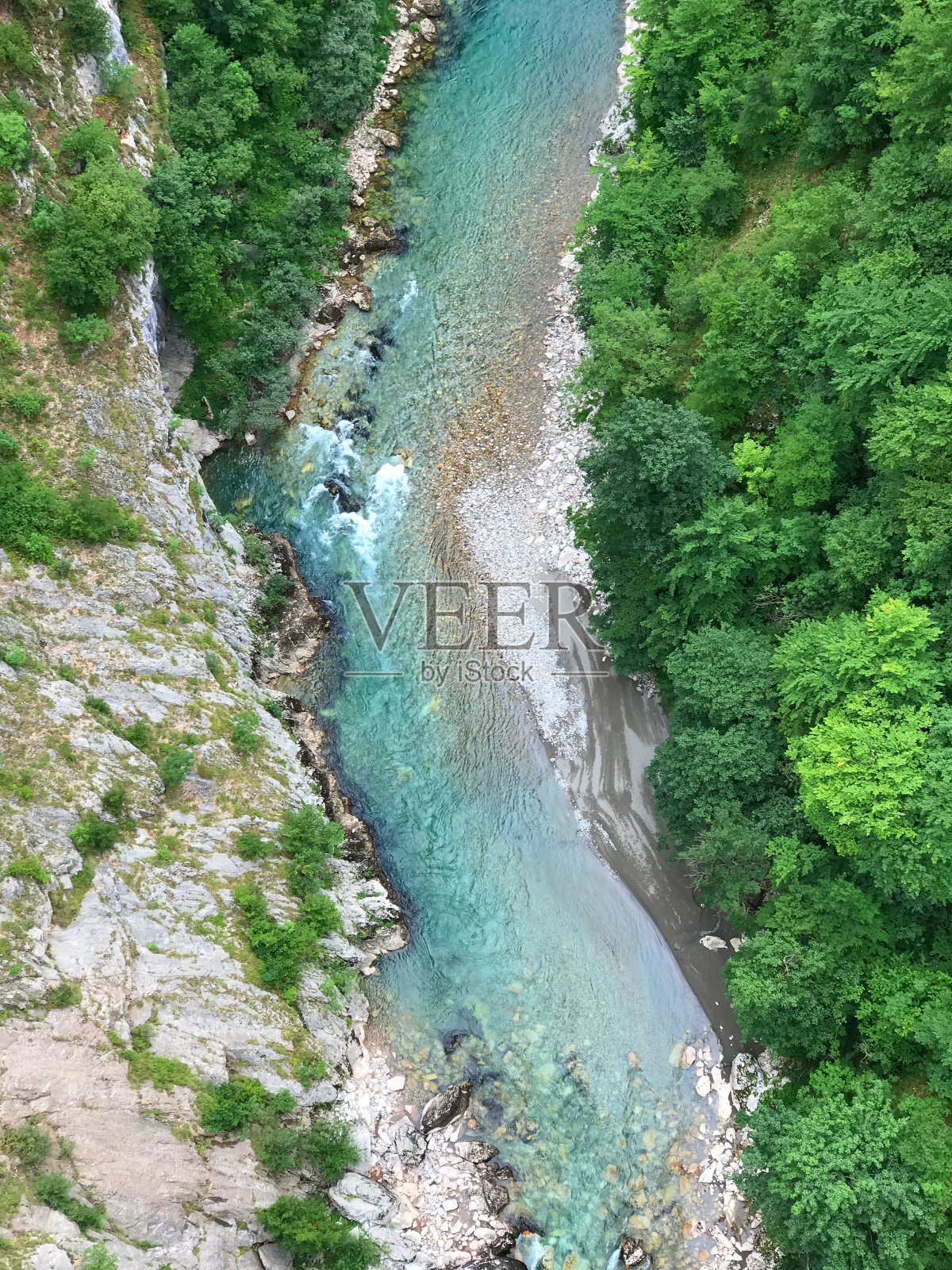 杜米托国家公园的塔拉河峡谷。塔拉是黑山和波黑的一条河流。它出现在科莫维山脉的欧帕斯卡河和维鲁萨河交汇处,迪纳里亚阿尔卑斯山脉的一部分。照片摄影图片