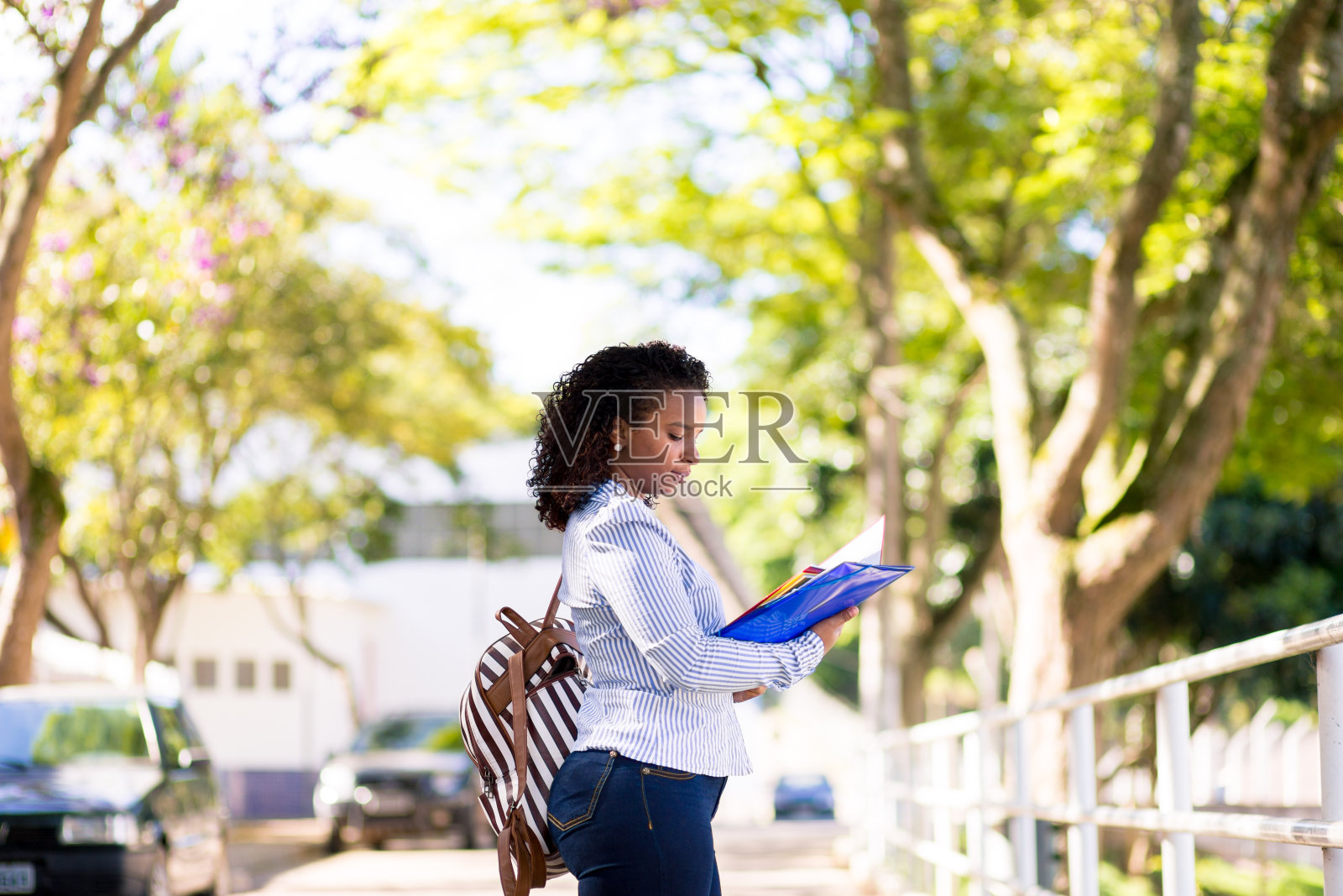 学生翻阅笔记本照片摄影图片