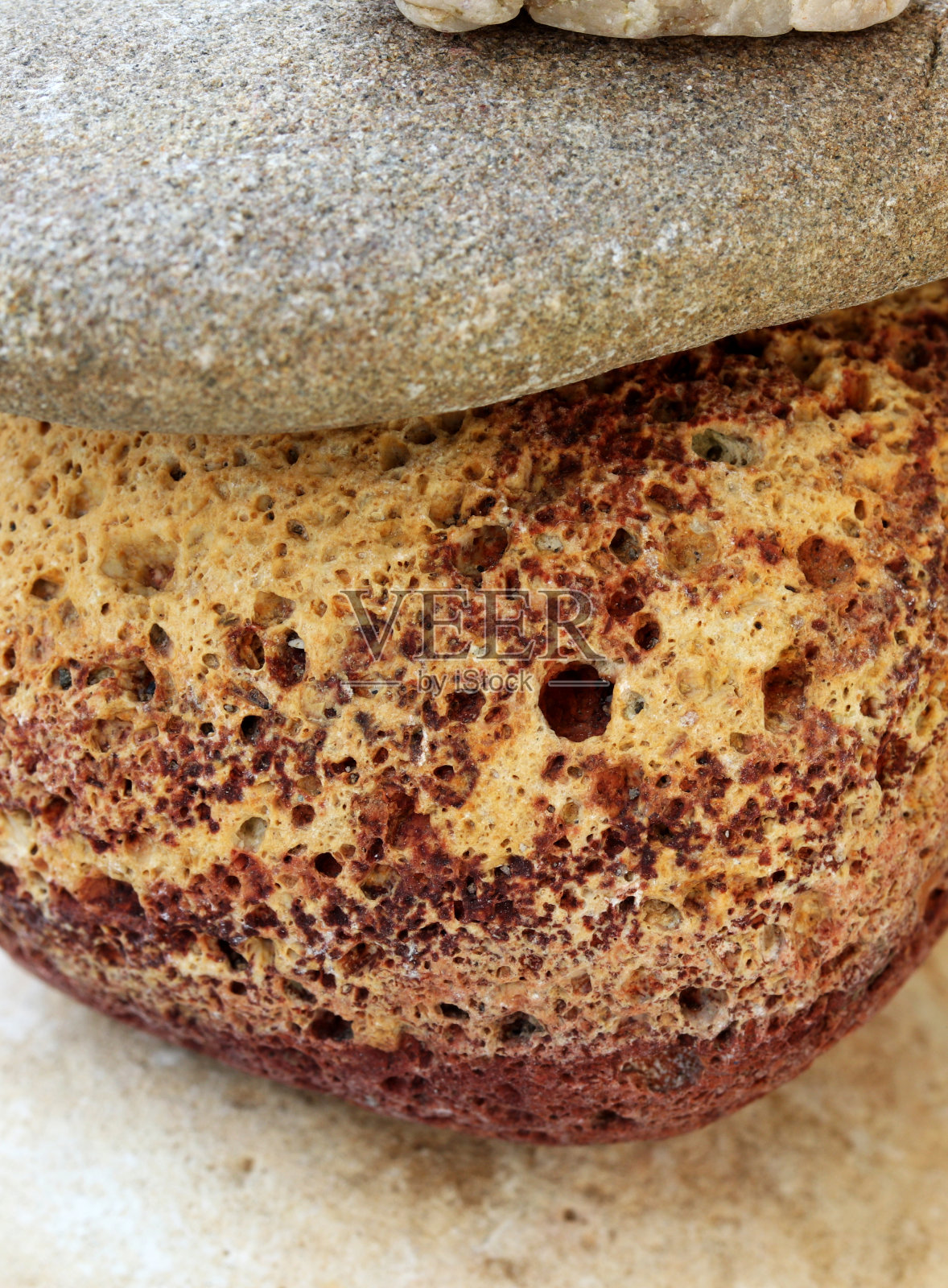 木板上的矿物石照片摄影图片