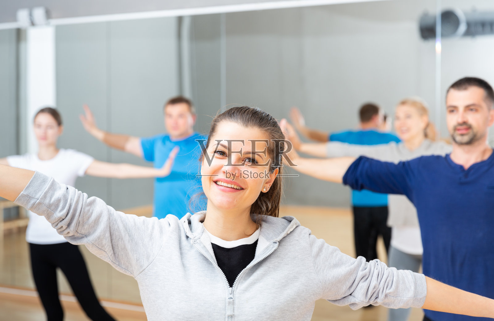 年轻女子享受活跃的舞蹈照片摄影图片