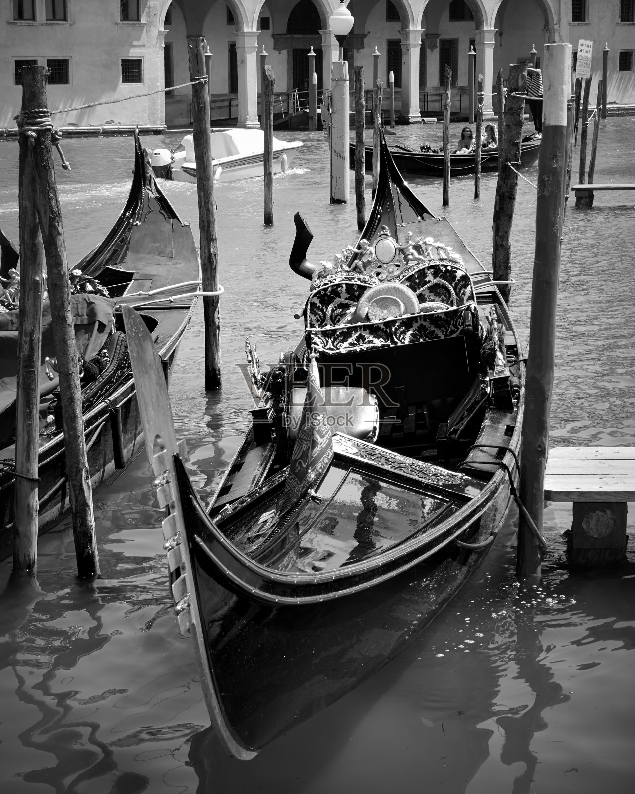 威尼斯大运河上的贡多拉照片摄影图片