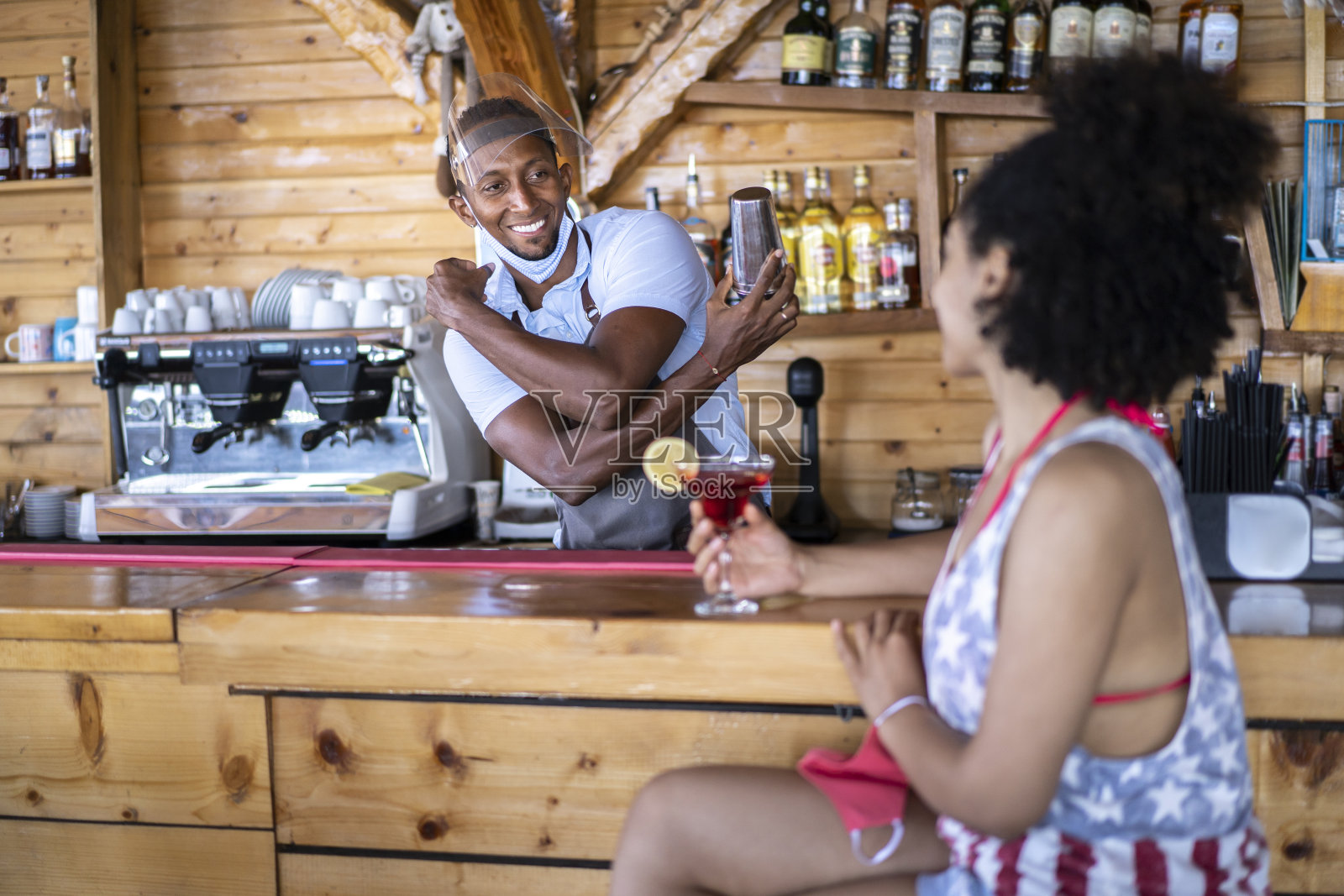 夏天酒吧里戴着面罩的酒保照片摄影图片