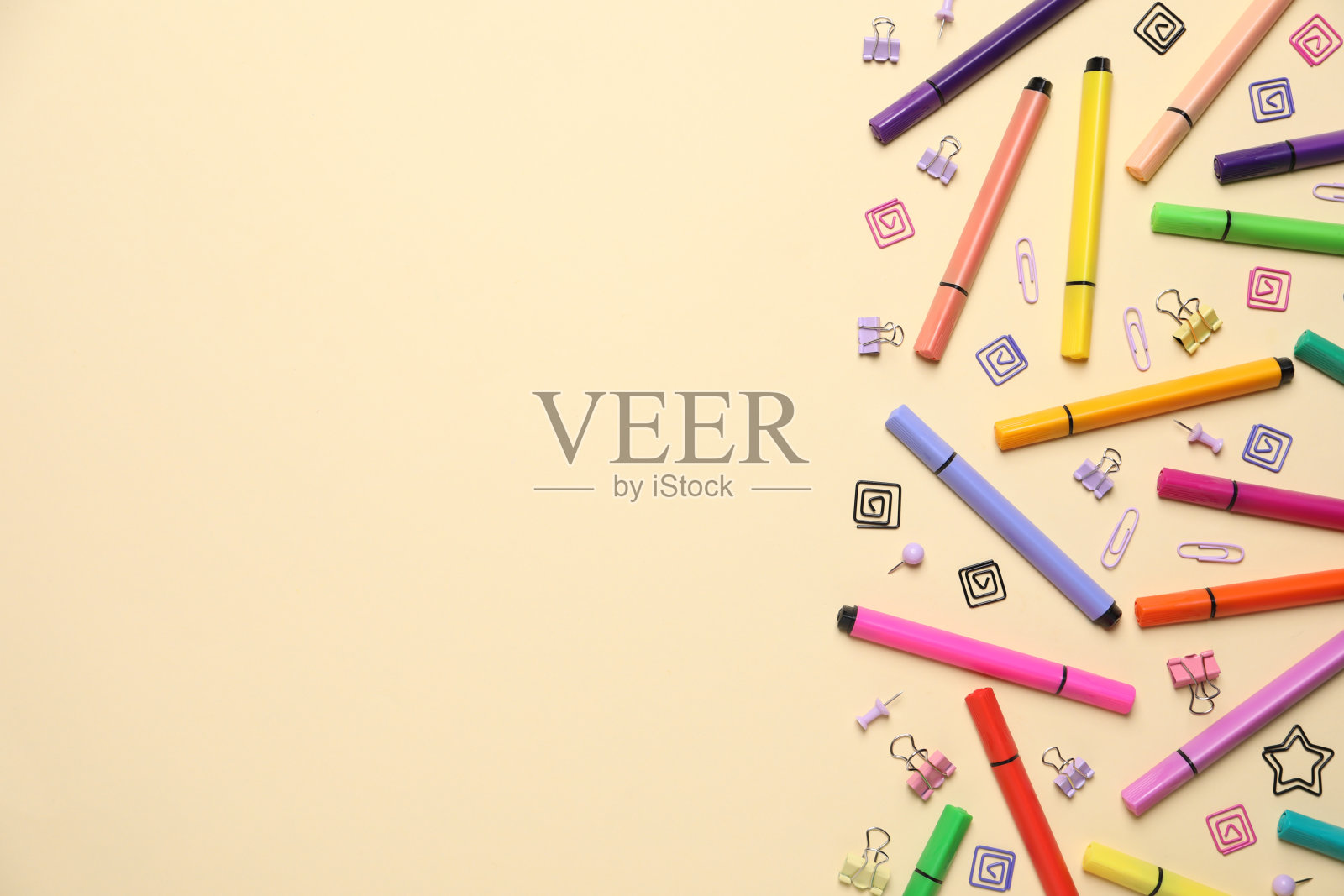 标记,活页夹和纸紧固件在米色背景,平铺。空间的文本照片摄影图片