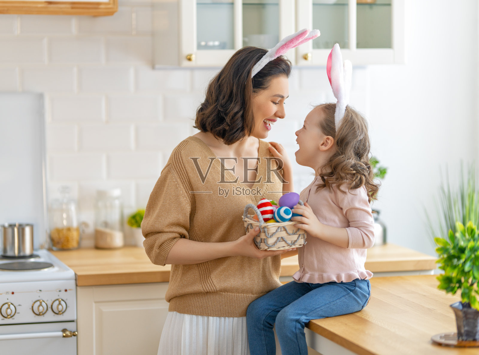 全家准备迎接复活节照片摄影图片