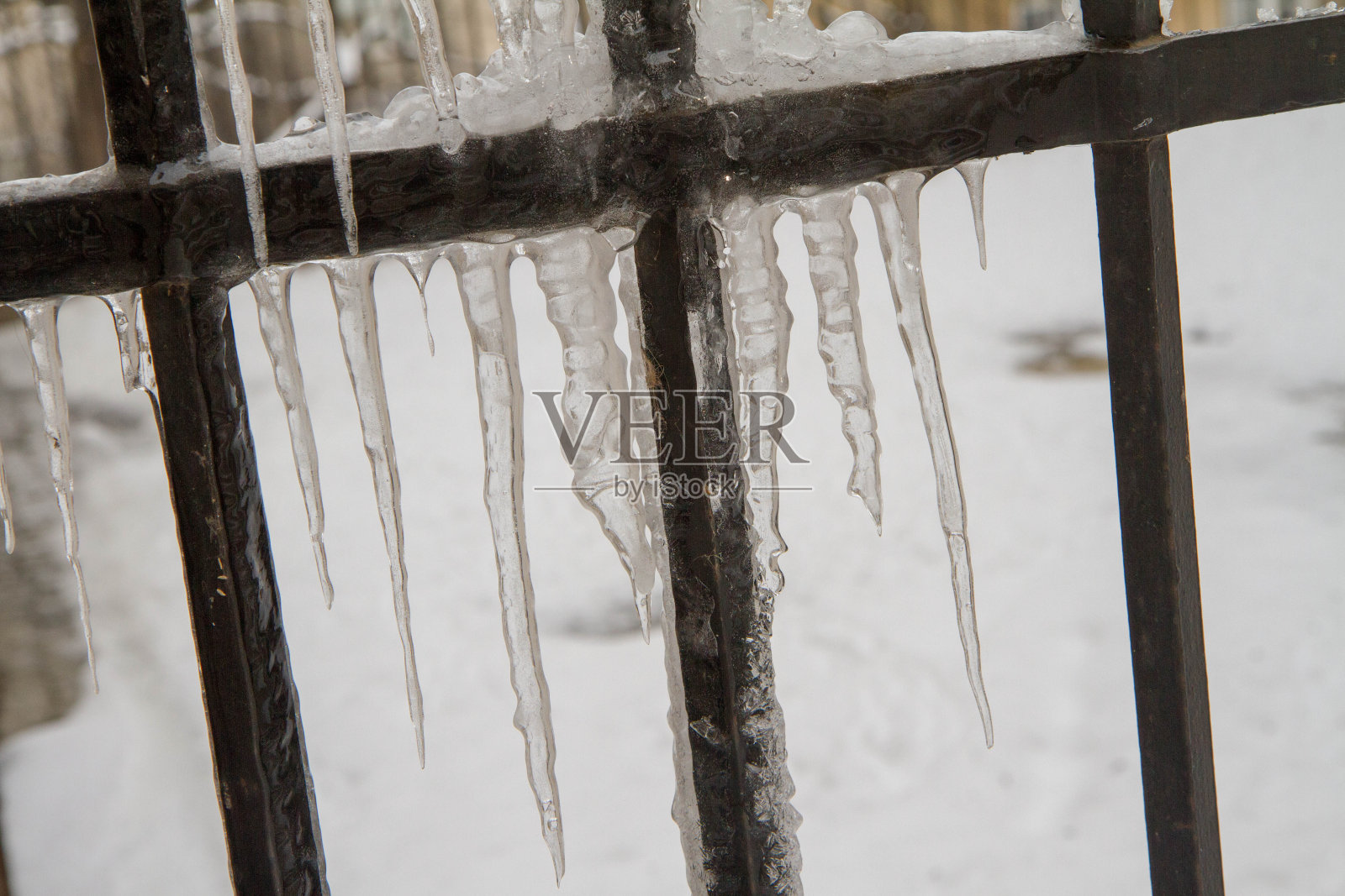 门上有冰柱照片摄影图片