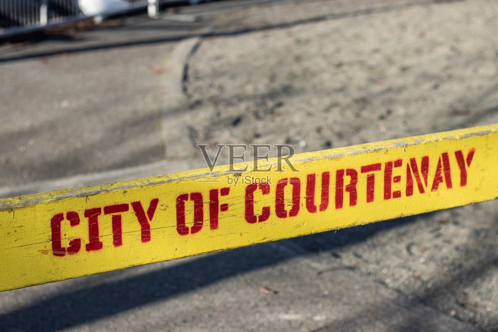 科特尼市黄色路障和扶轮水上乐园的蓝色水坝背景照片摄影图片