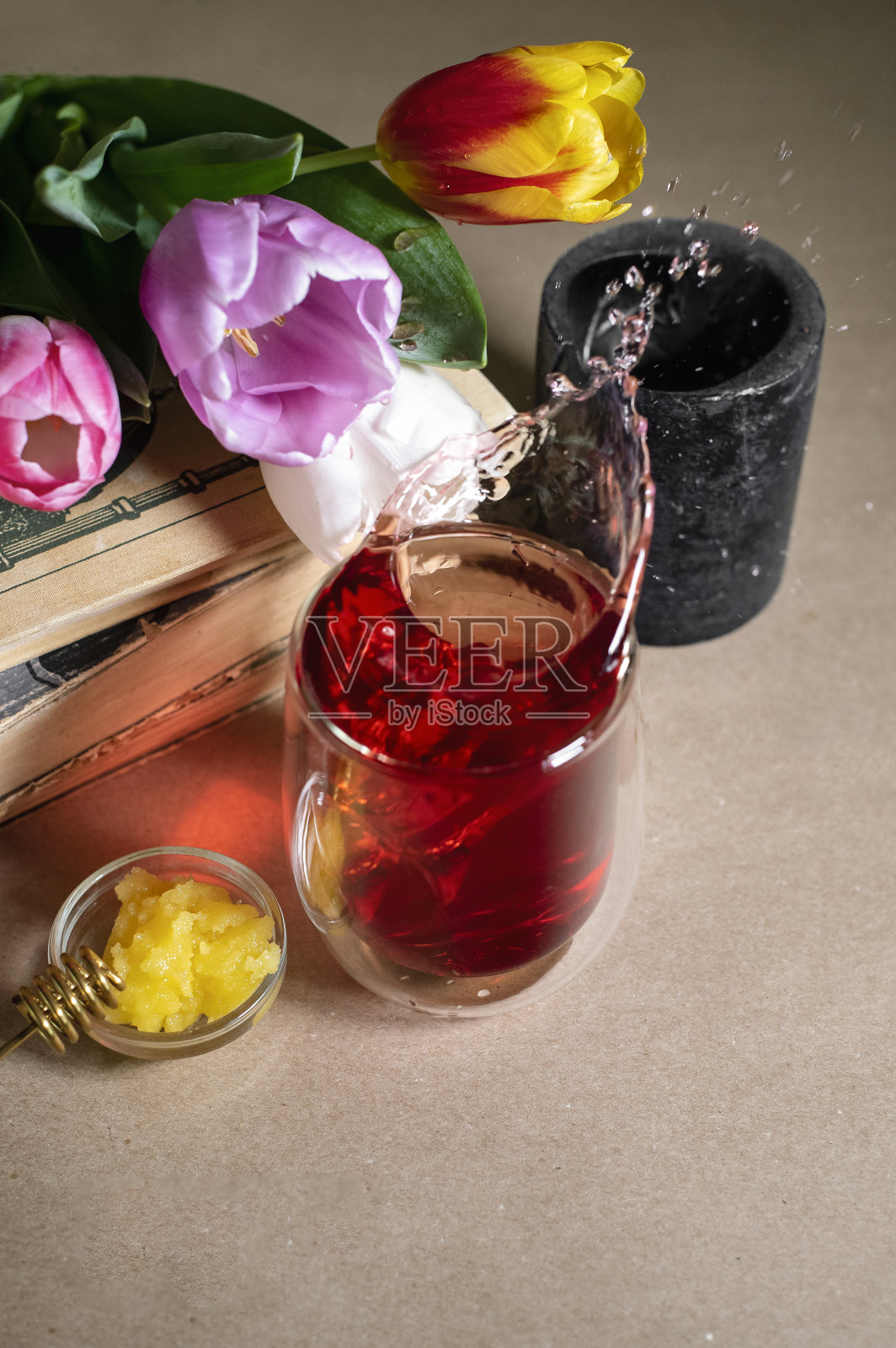 杯中果茶飞溅照片摄影图片