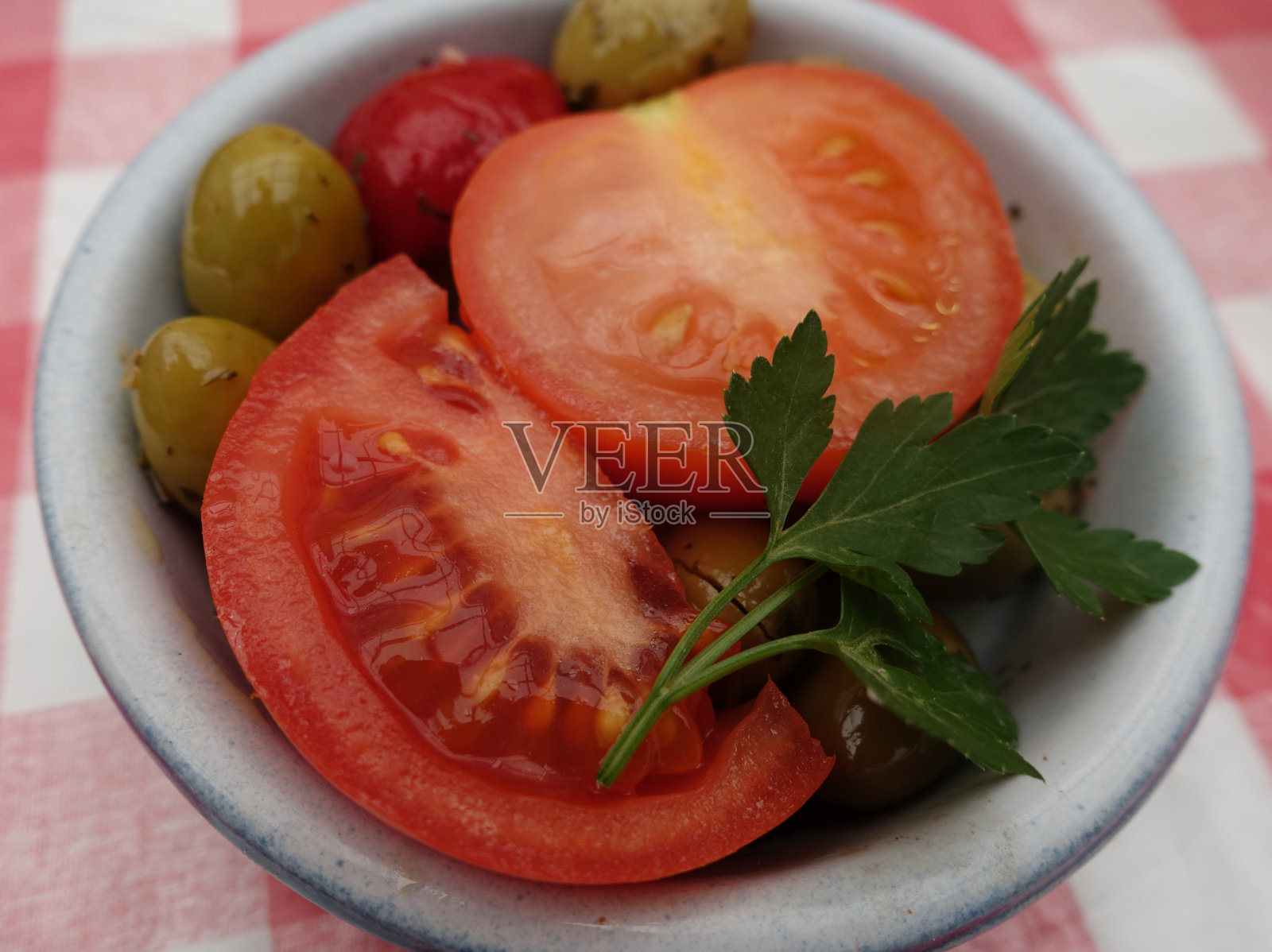 一份西红柿和盐水绿橄榄照片摄影图片