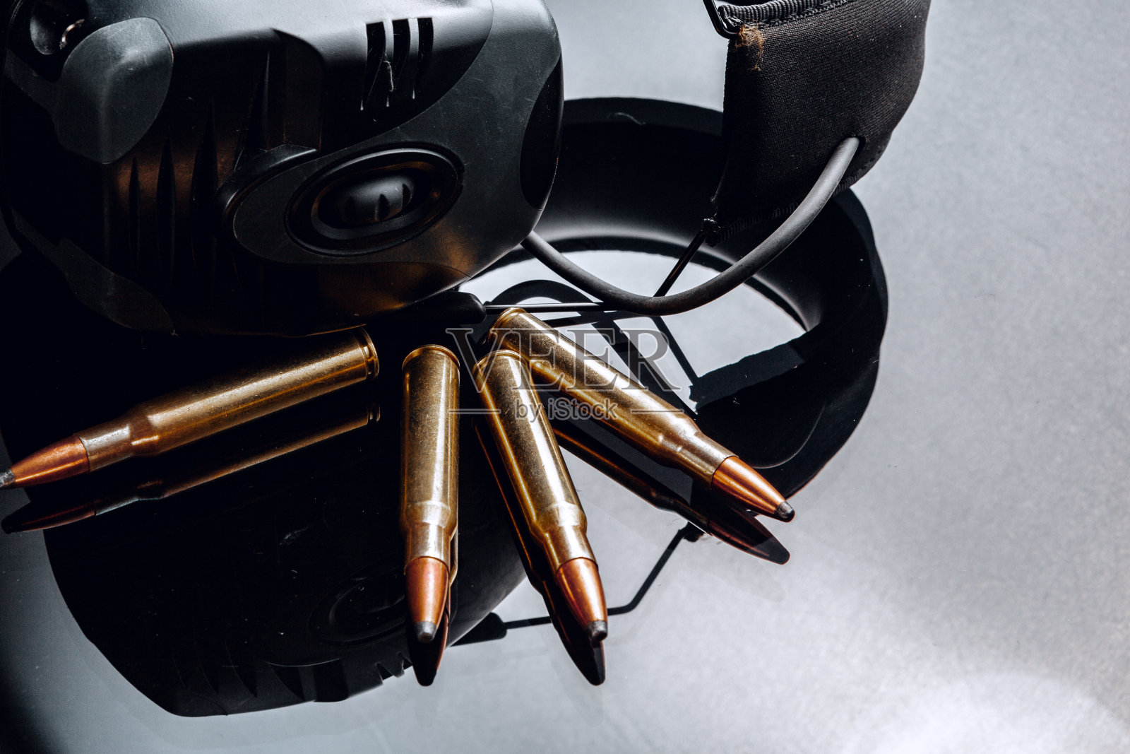 黑色耳机拍摄黑色背景照片摄影图片