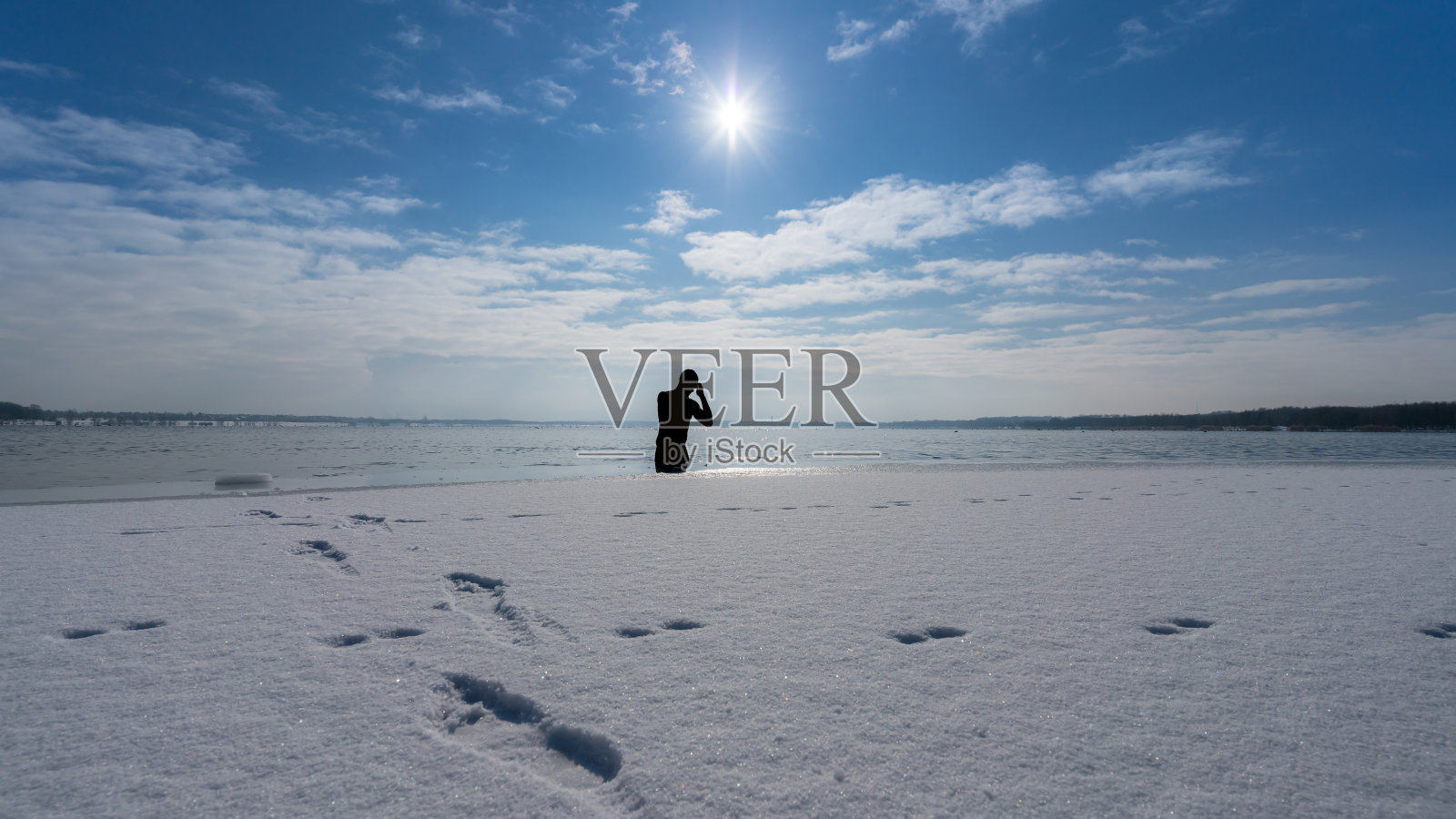 阳光下的冰泳照片摄影图片