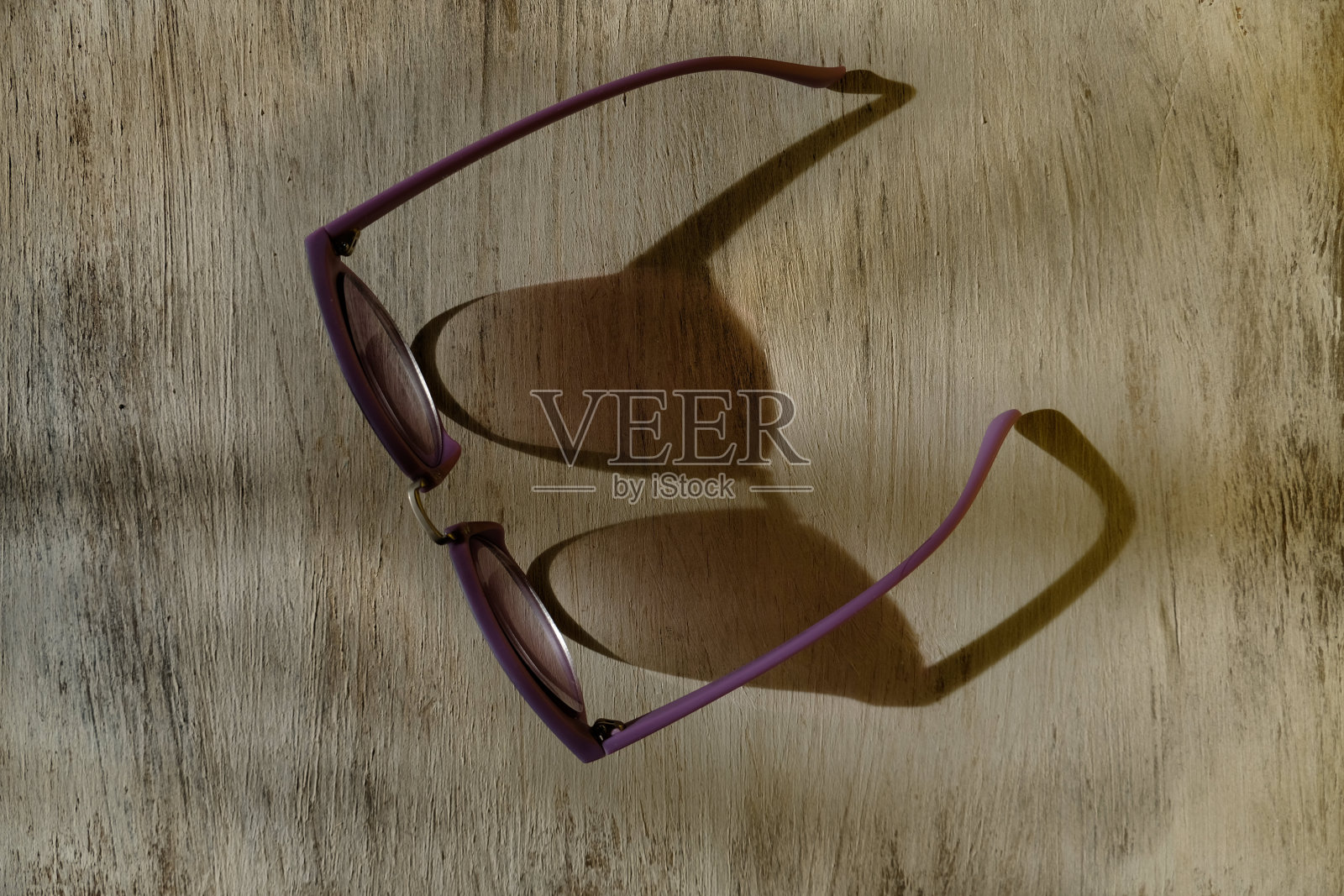 木制背景的太阳镜照片摄影图片